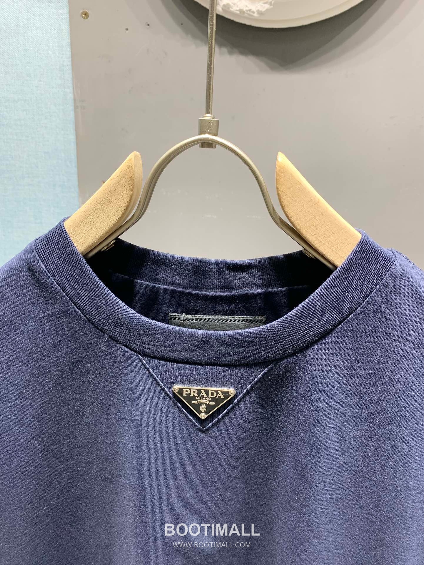 Prada SS26 Enamel Metal Triangle Logo Cotton T-Shirt 프라다 SS26 에나멜 메탈 트라이앵글 로고 코튼 티셔츠 3