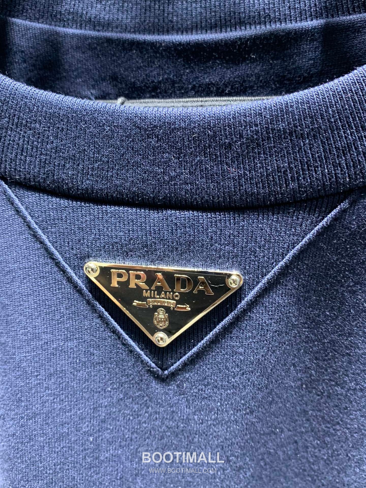Prada SS26 Enamel Metal Triangle Logo Cotton T-Shirt 프라다 SS26 에나멜 메탈 트라이앵글 로고 코튼 티셔츠 4