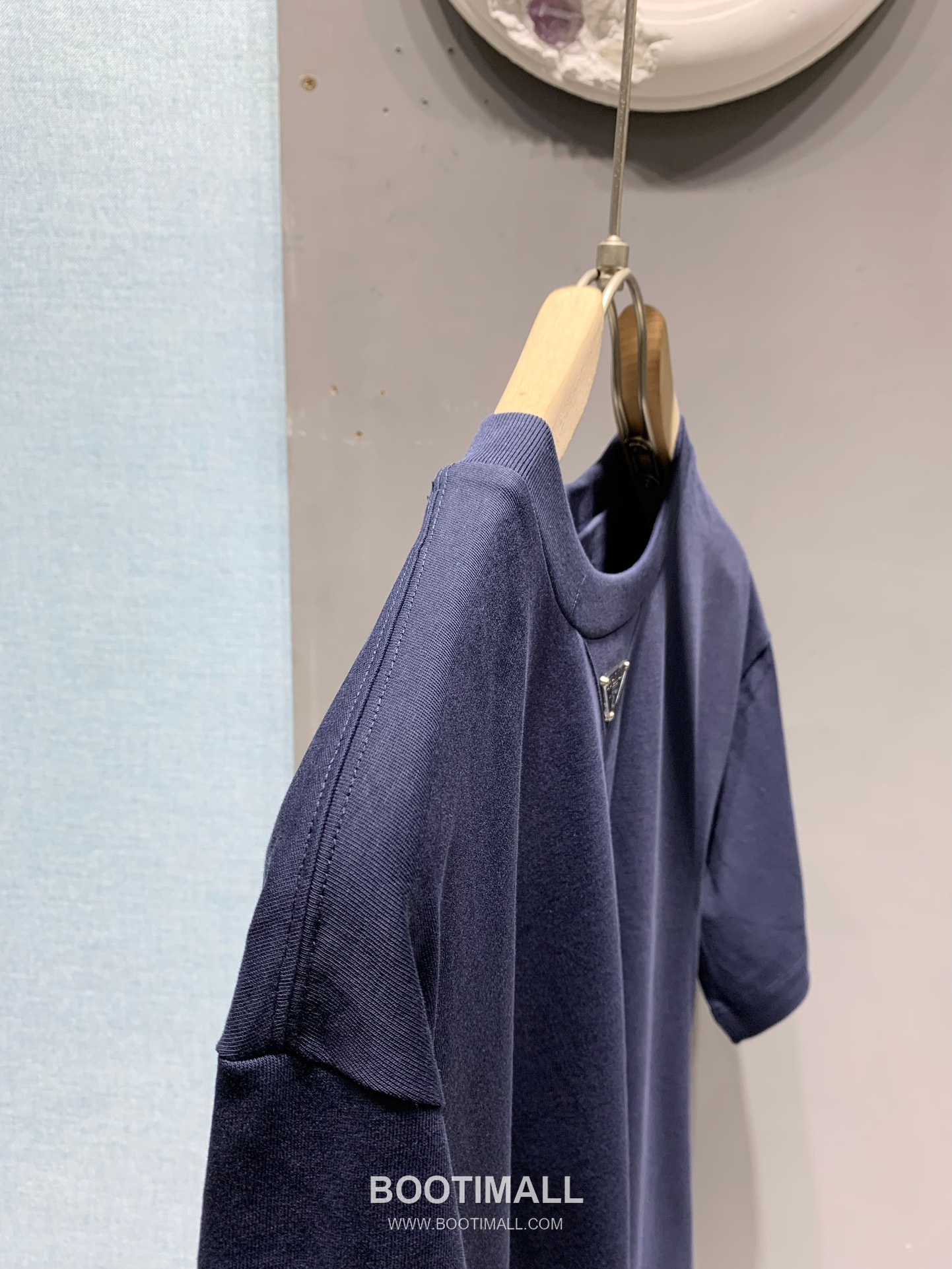 Prada SS26 Enamel Metal Triangle Logo Cotton T-Shirt 프라다 SS26 에나멜 메탈 트라이앵글 로고 코튼 티셔츠 5