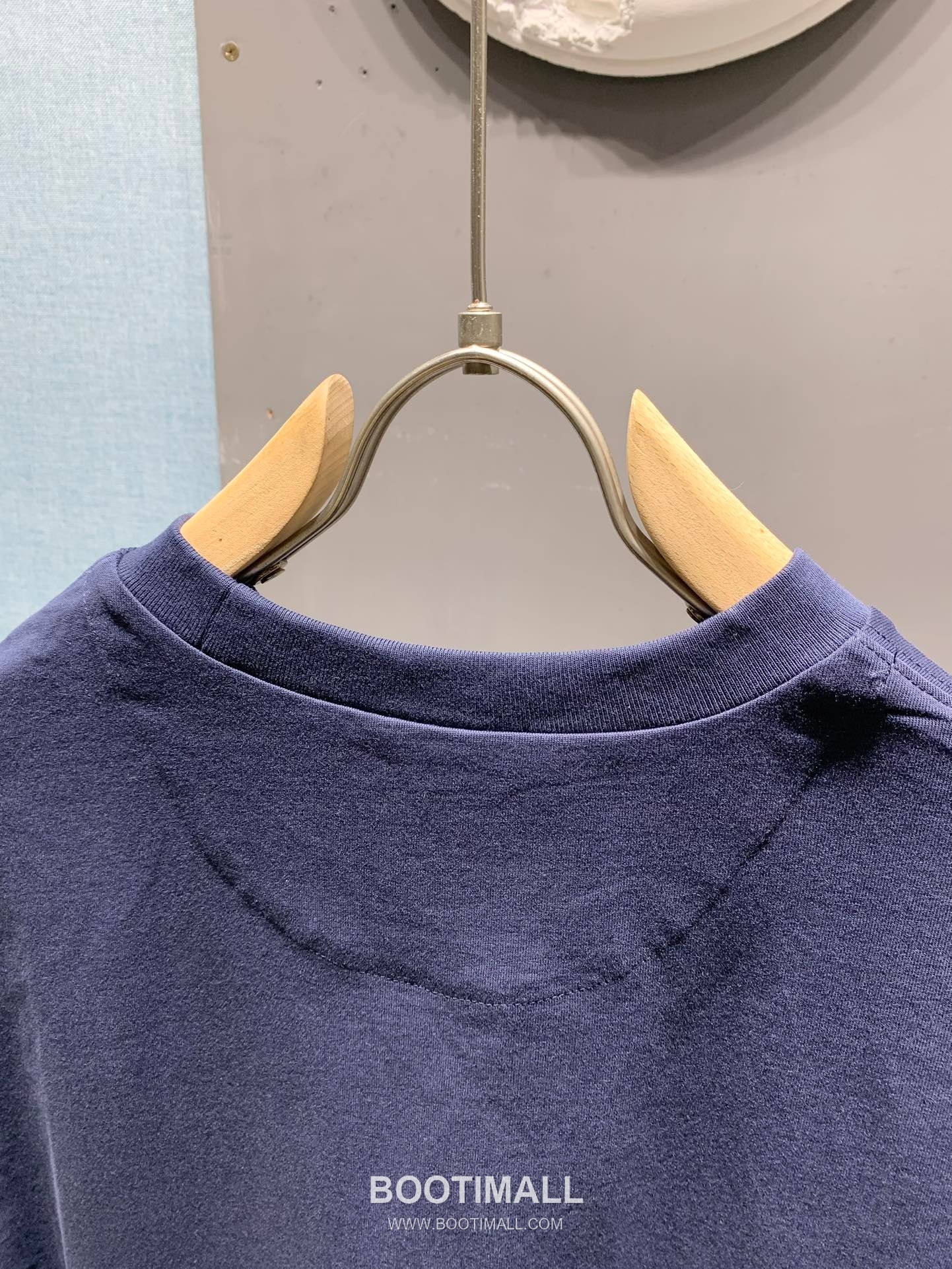 Prada SS26 Enamel Metal Triangle Logo Cotton T-Shirt 프라다 SS26 에나멜 메탈 트라이앵글 로고 코튼 티셔츠 6