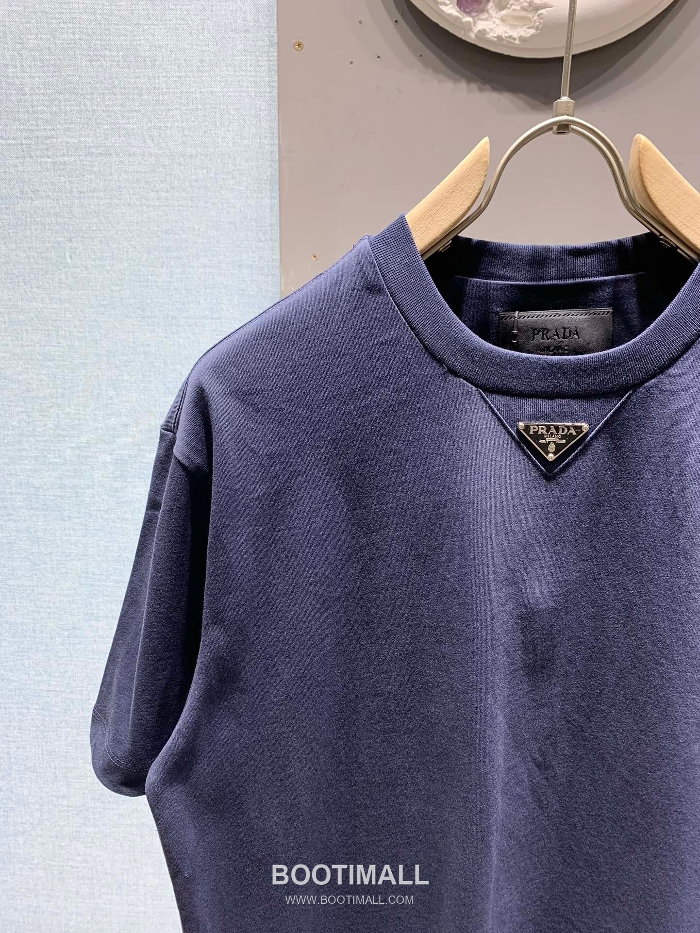 Prada SS26 Enamel Metal Triangle Logo Cotton T-Shirt 프라다 SS26 에나멜 메탈 트라이앵글 로고 코튼 티셔츠 9