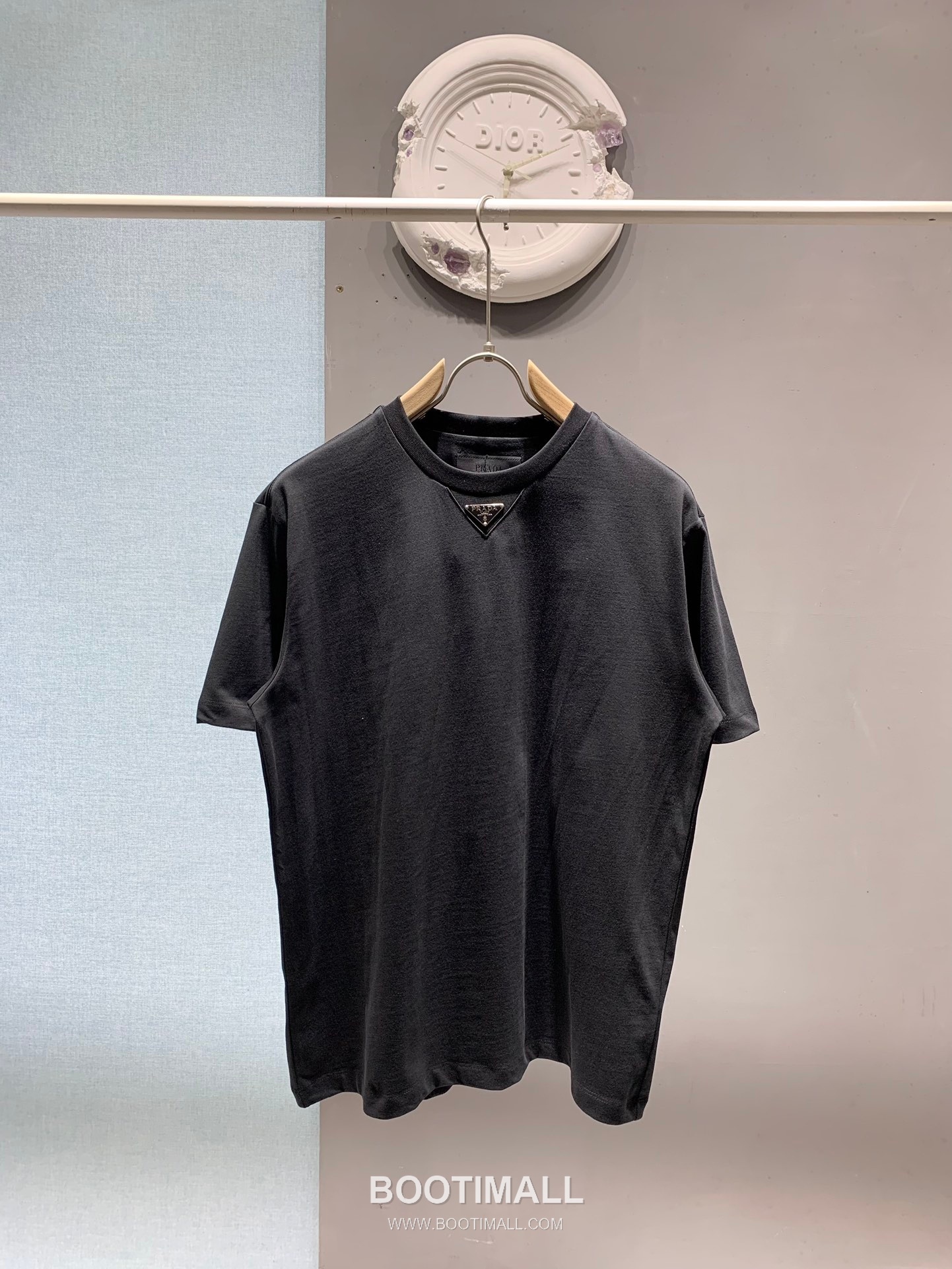 Prada SS26 Enamel Metal Triangle Logo Cotton T-Shirt 프라다 SS26 에나멜 메탈 트라이앵글 로고 코튼 티셔츠 1