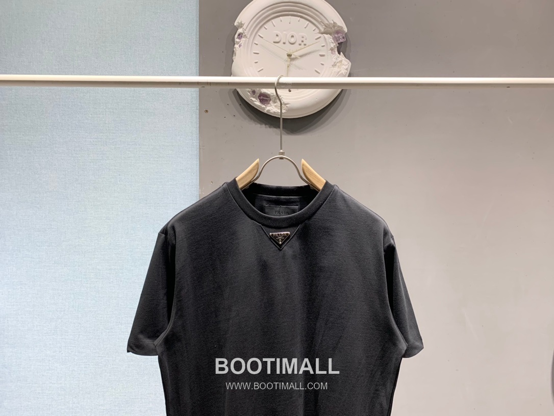 Prada SS26 Enamel Metal Triangle Logo Cotton T-Shirt 프라다 SS26 에나멜 메탈 트라이앵글 로고 코튼 티셔츠 2