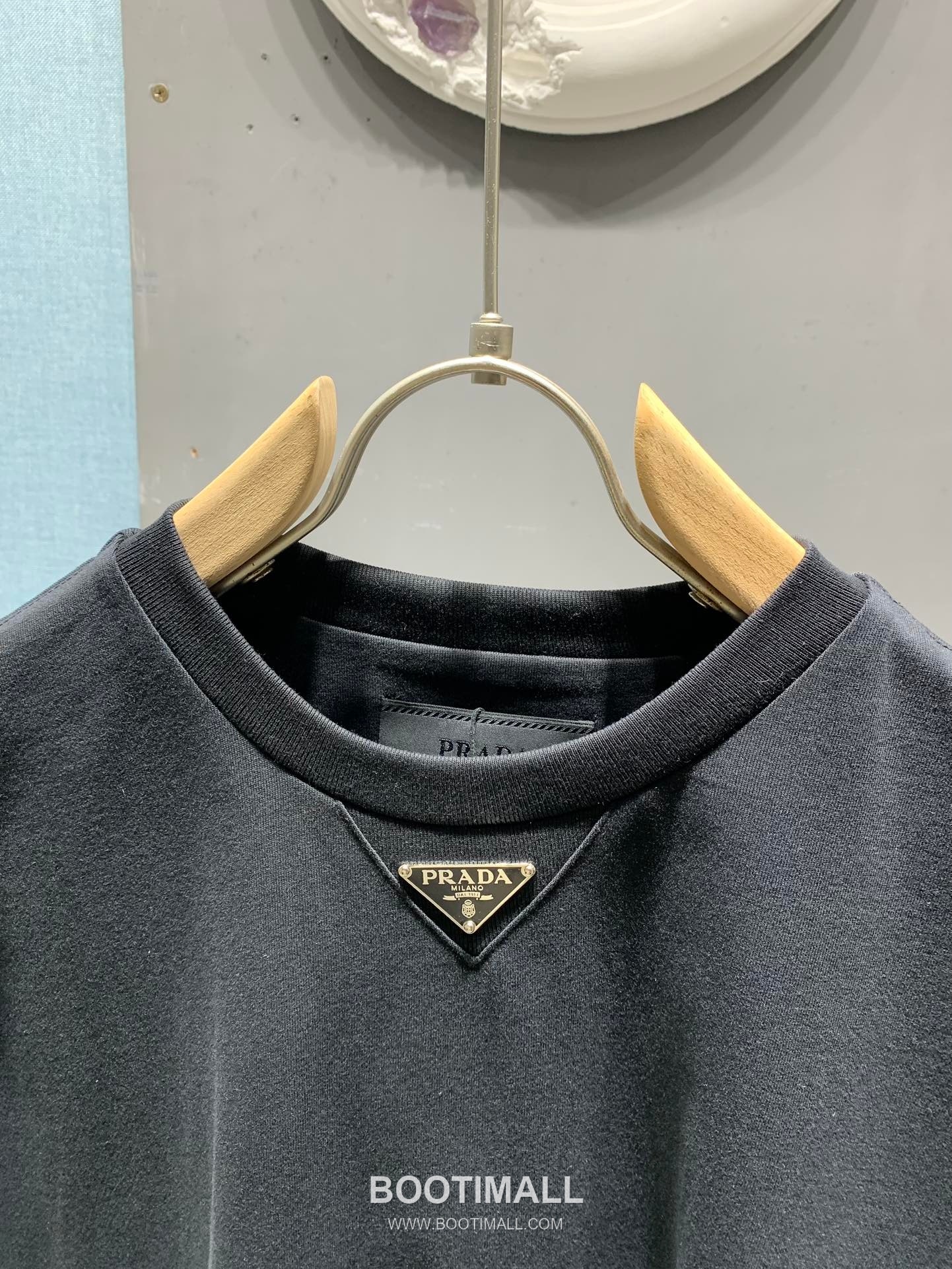 Prada SS26 Enamel Metal Triangle Logo Cotton T-Shirt 프라다 SS26 에나멜 메탈 트라이앵글 로고 코튼 티셔츠 3