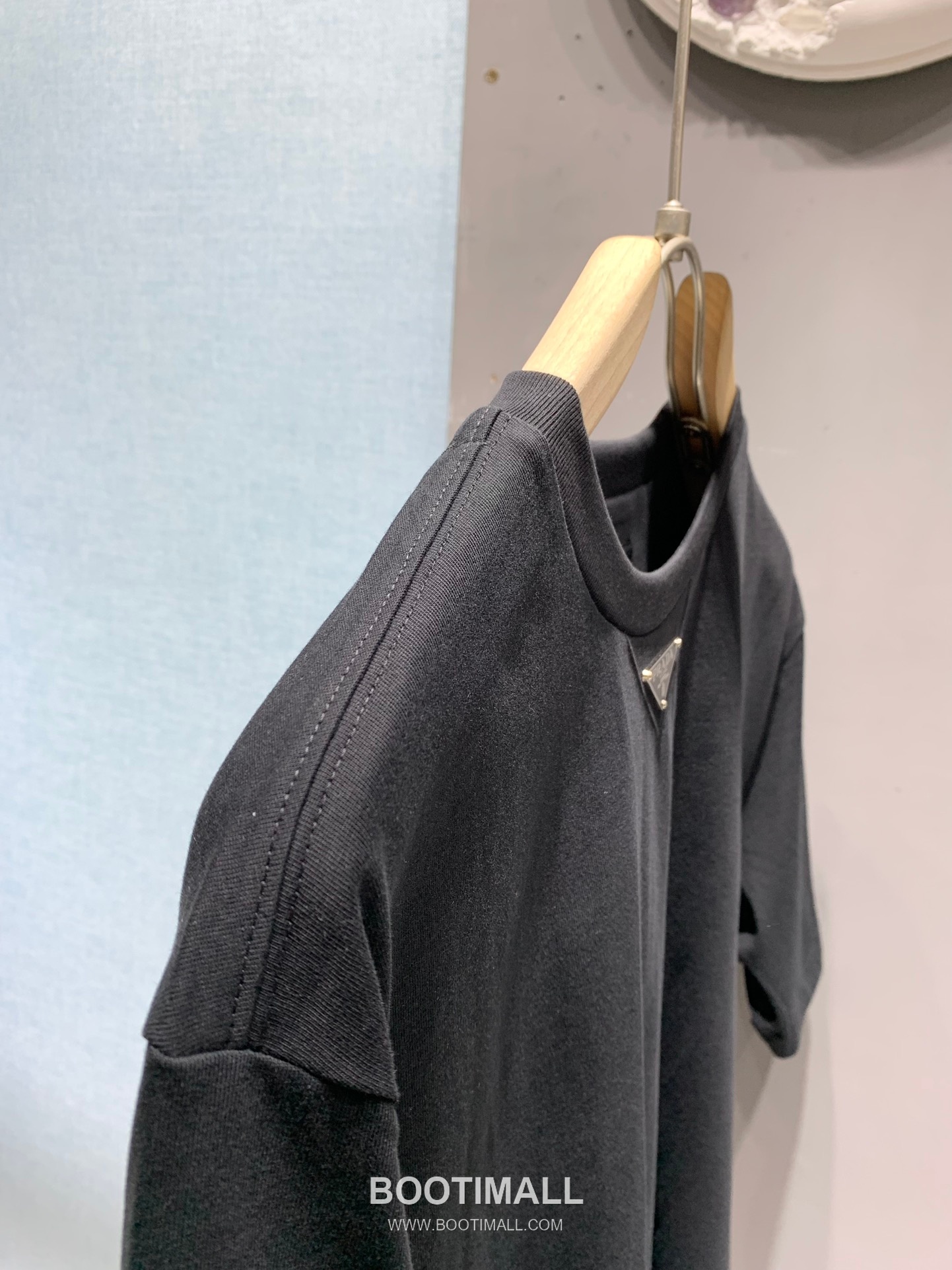 Prada SS26 Enamel Metal Triangle Logo Cotton T-Shirt 프라다 SS26 에나멜 메탈 트라이앵글 로고 코튼 티셔츠 5