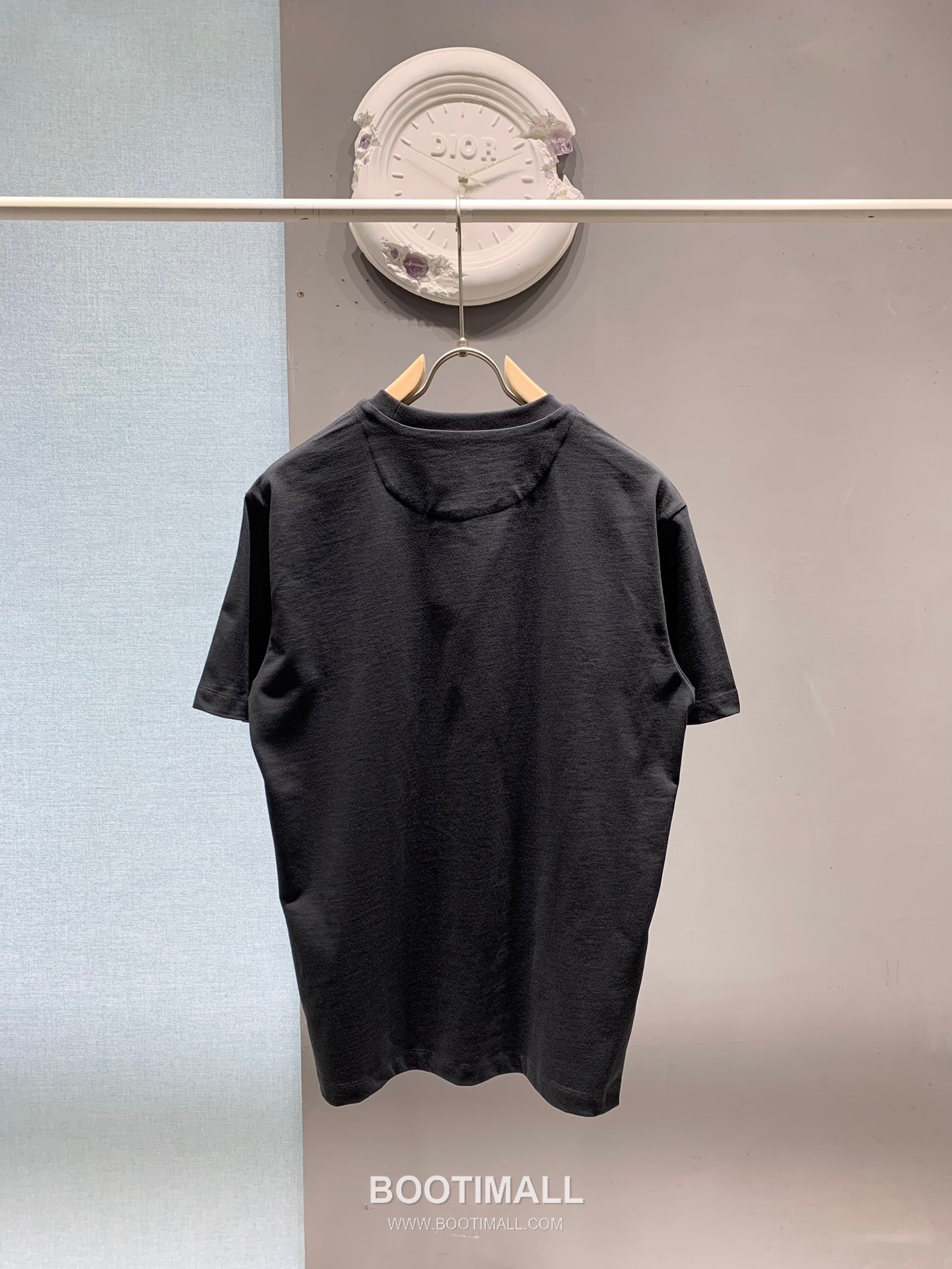 Prada SS26 Enamel Metal Triangle Logo Cotton T-Shirt 프라다 SS26 에나멜 메탈 트라이앵글 로고 코튼 티셔츠 7