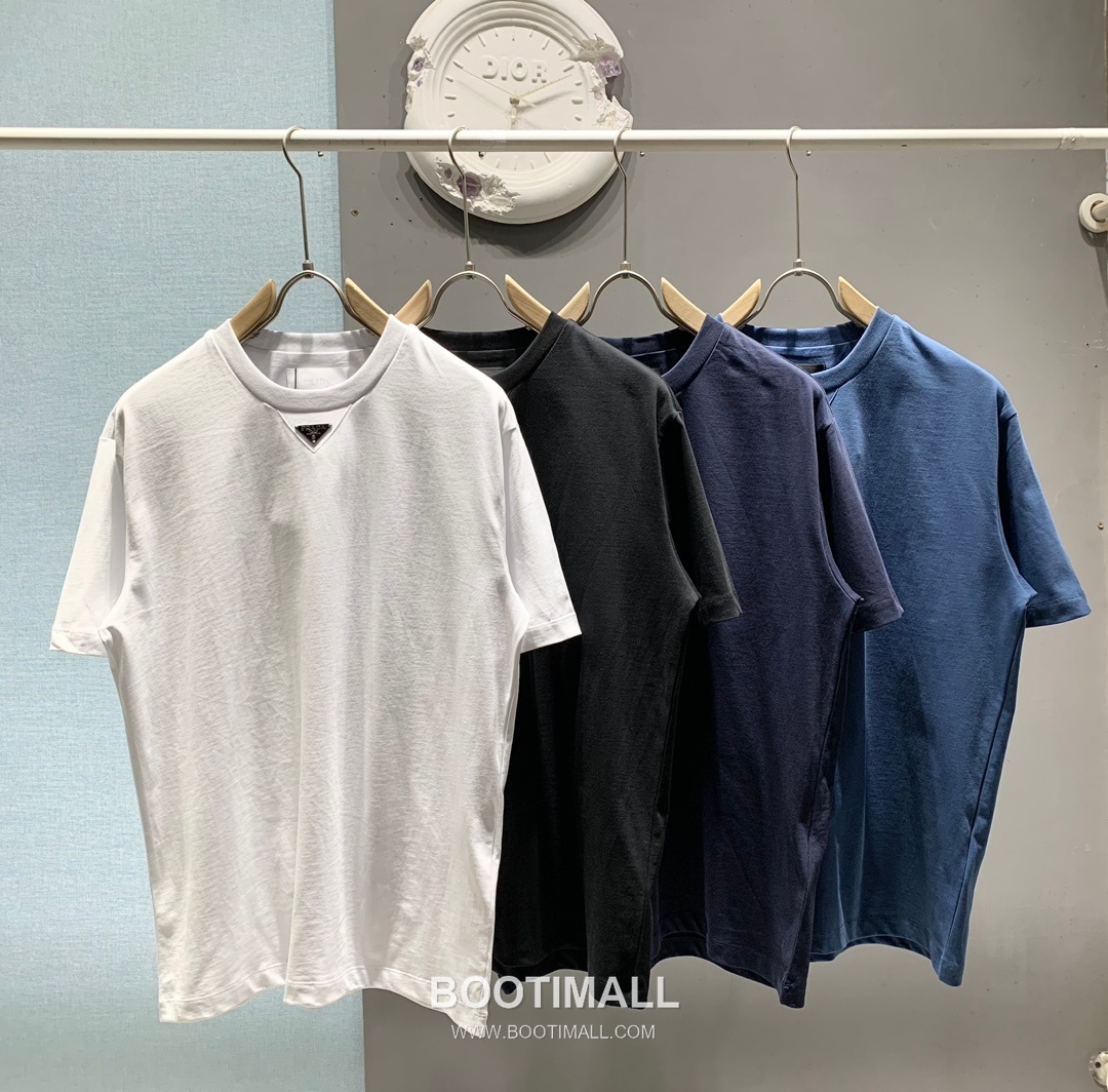 Prada SS26 Enamel Metal Triangle Logo Cotton T-Shirt 프라다 SS26 에나멜 메탈 트라이앵글 로고 코튼 티셔츠 8