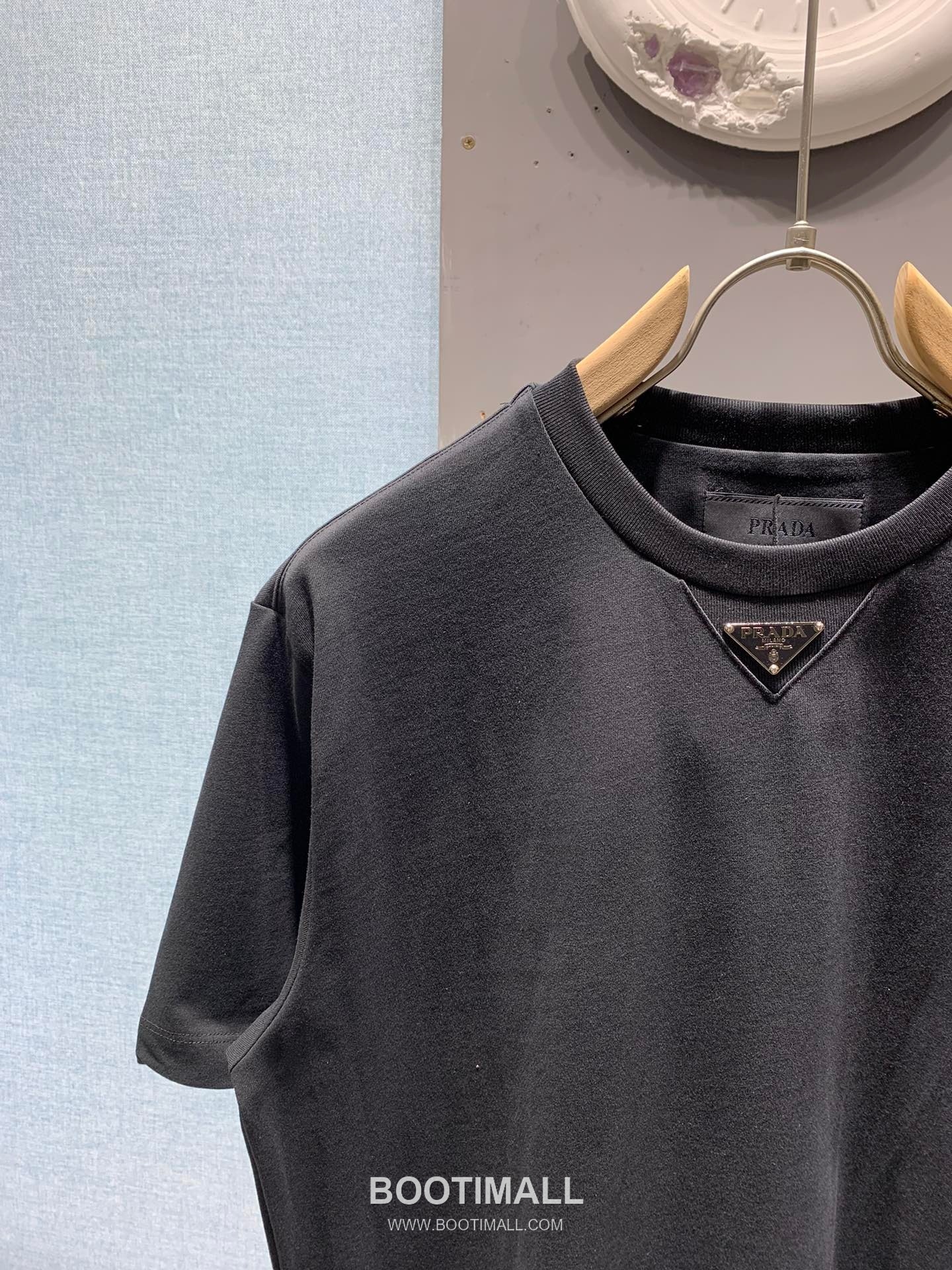 Prada SS26 Enamel Metal Triangle Logo Cotton T-Shirt 프라다 SS26 에나멜 메탈 트라이앵글 로고 코튼 티셔츠 9