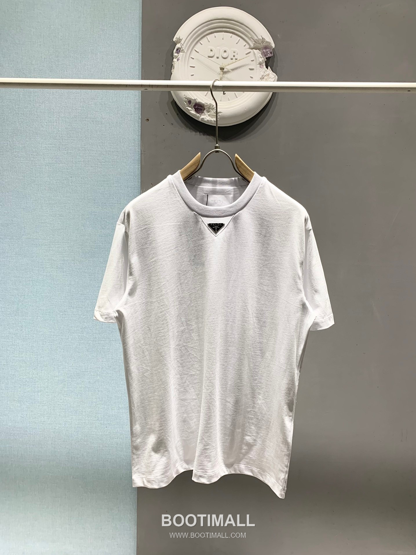 Prada SS26 Enamel Metal Triangle Logo Cotton T-Shirt 프라다 SS26 에나멜 메탈 트라이앵글 로고 코튼 티셔츠 1