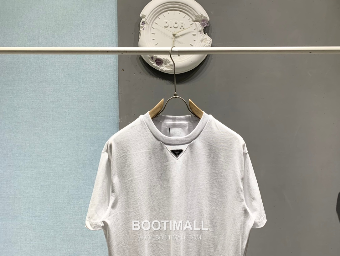 Prada SS26 Enamel Metal Triangle Logo Cotton T-Shirt 프라다 SS26 에나멜 메탈 트라이앵글 로고 코튼 티셔츠 2