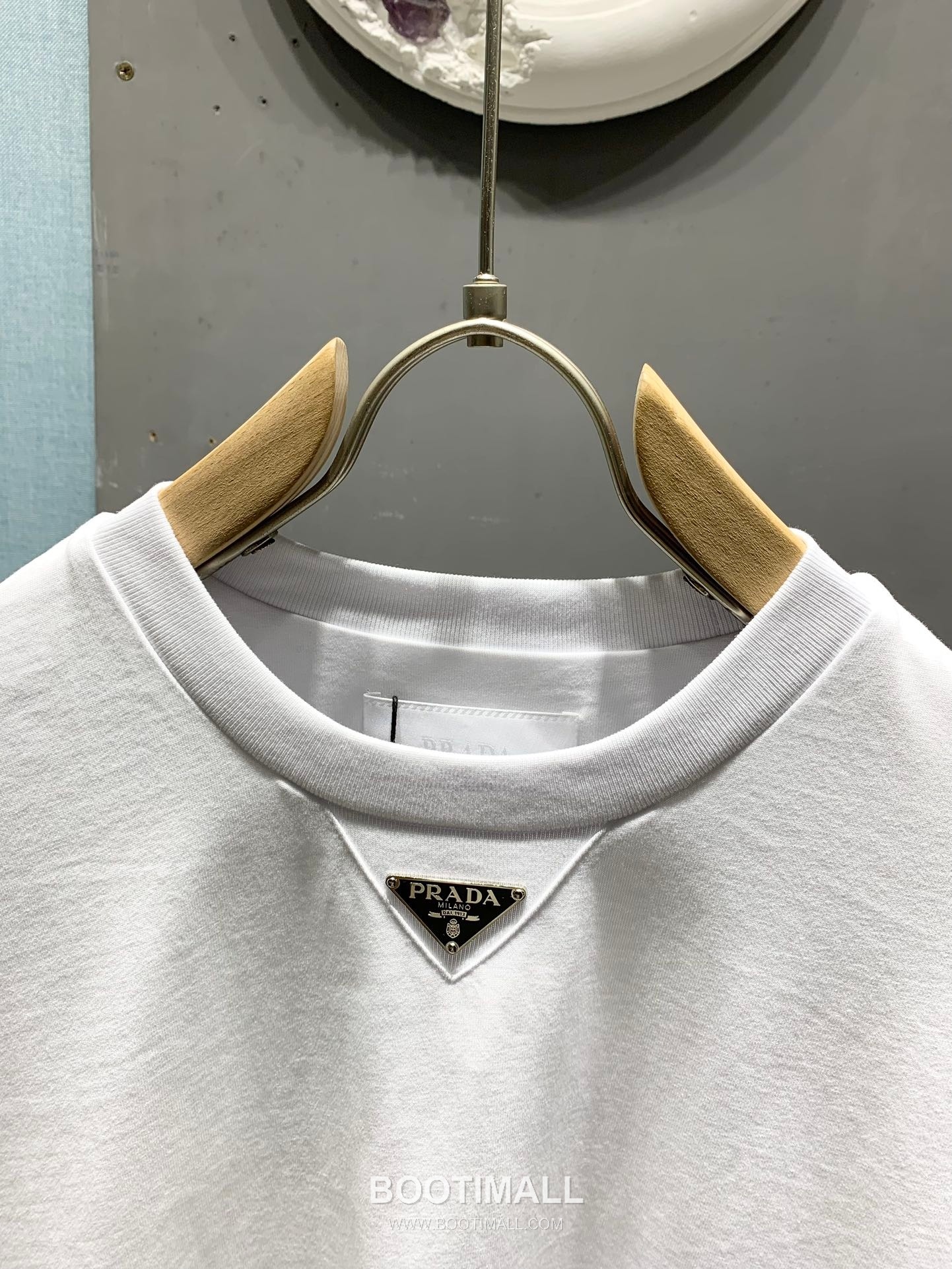 Prada SS26 Enamel Metal Triangle Logo Cotton T-Shirt 프라다 SS26 에나멜 메탈 트라이앵글 로고 코튼 티셔츠 3