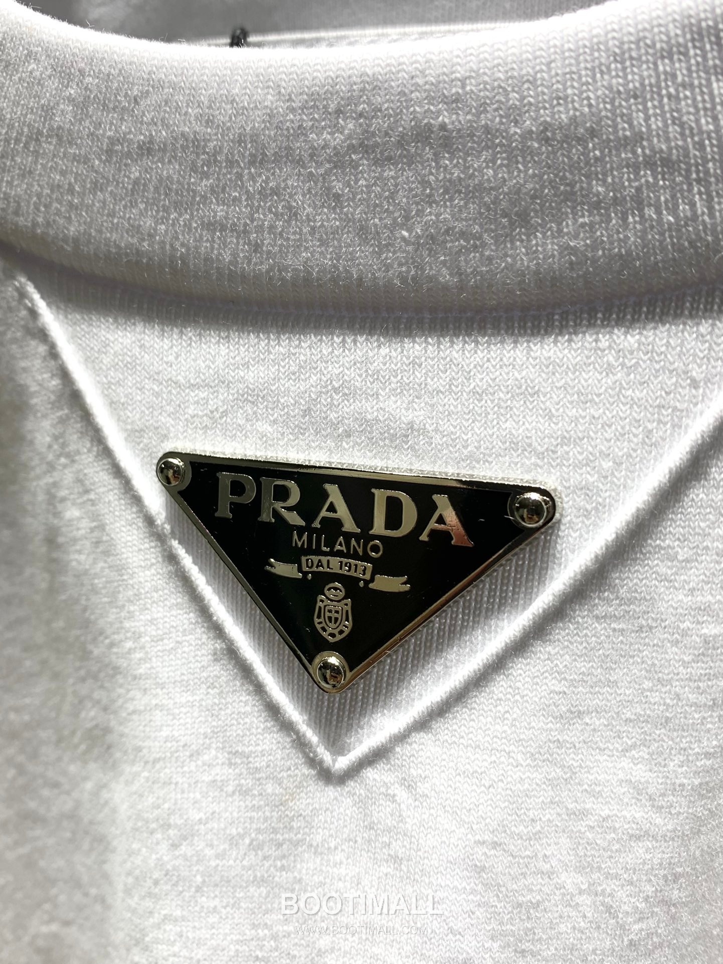 Prada SS26 Enamel Metal Triangle Logo Cotton T-Shirt 프라다 SS26 에나멜 메탈 트라이앵글 로고 코튼 티셔츠 4