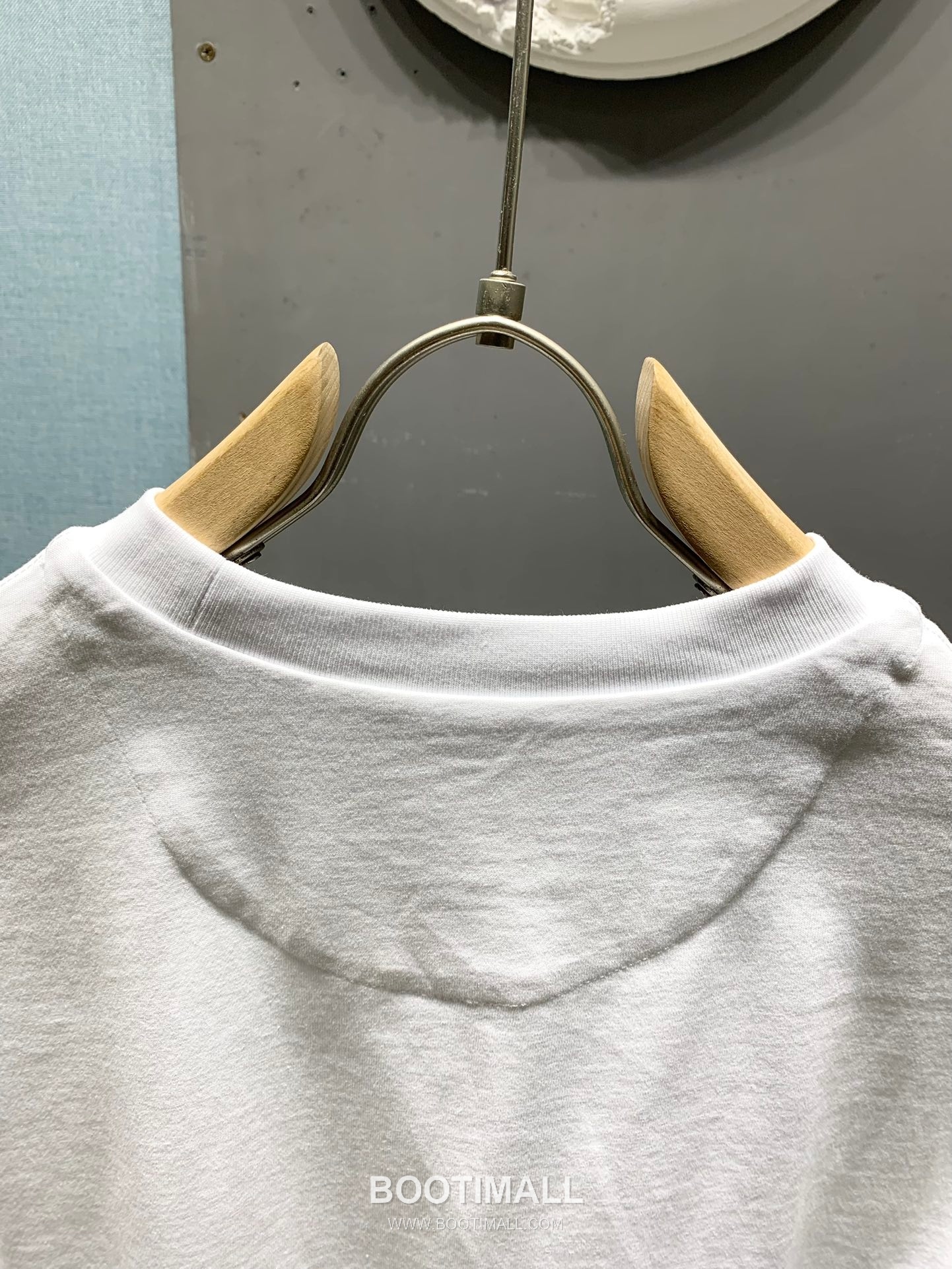 Prada SS26 Enamel Metal Triangle Logo Cotton T-Shirt 프라다 SS26 에나멜 메탈 트라이앵글 로고 코튼 티셔츠 5