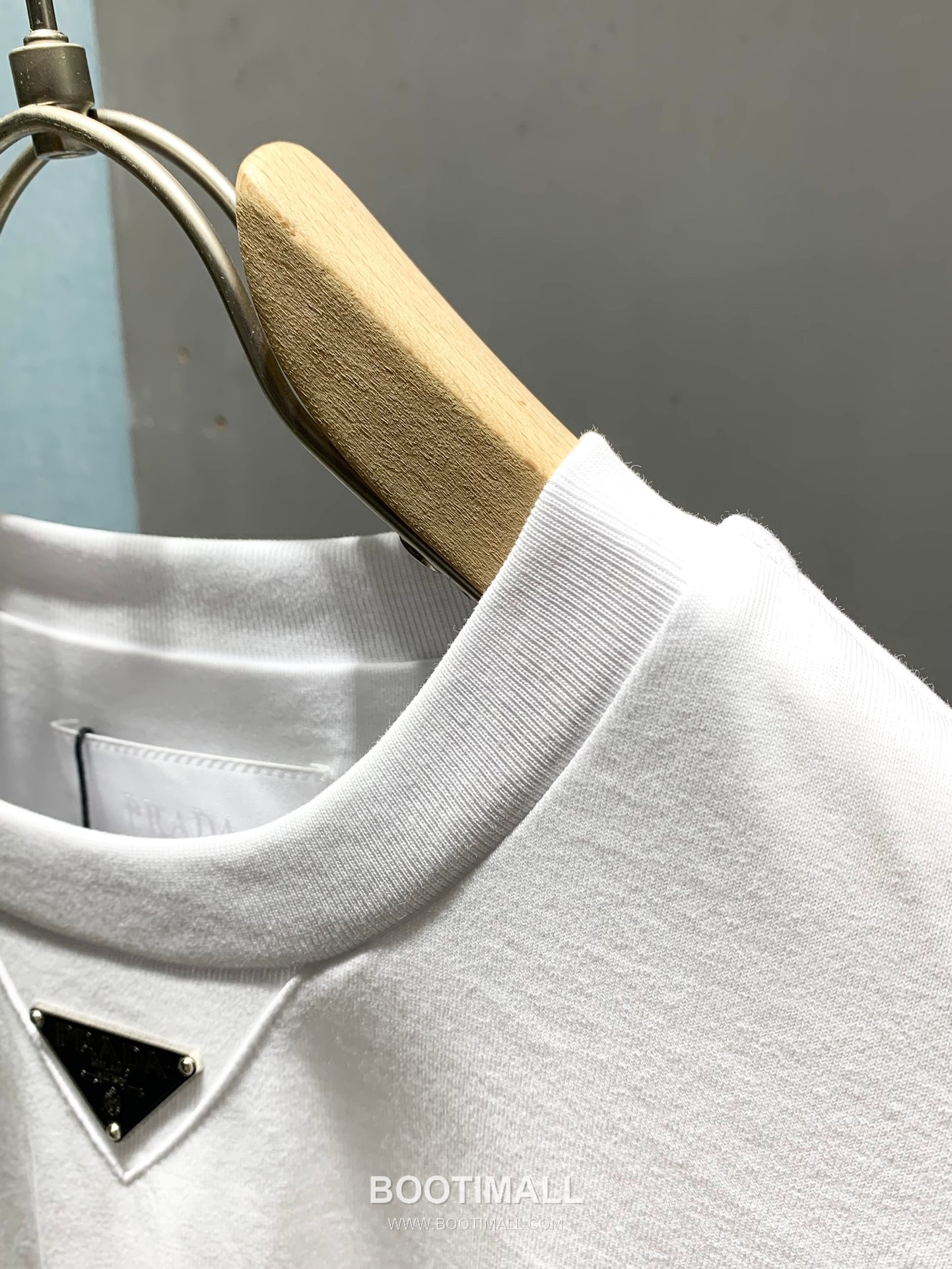 Prada SS26 Enamel Metal Triangle Logo Cotton T-Shirt 프라다 SS26 에나멜 메탈 트라이앵글 로고 코튼 티셔츠 6