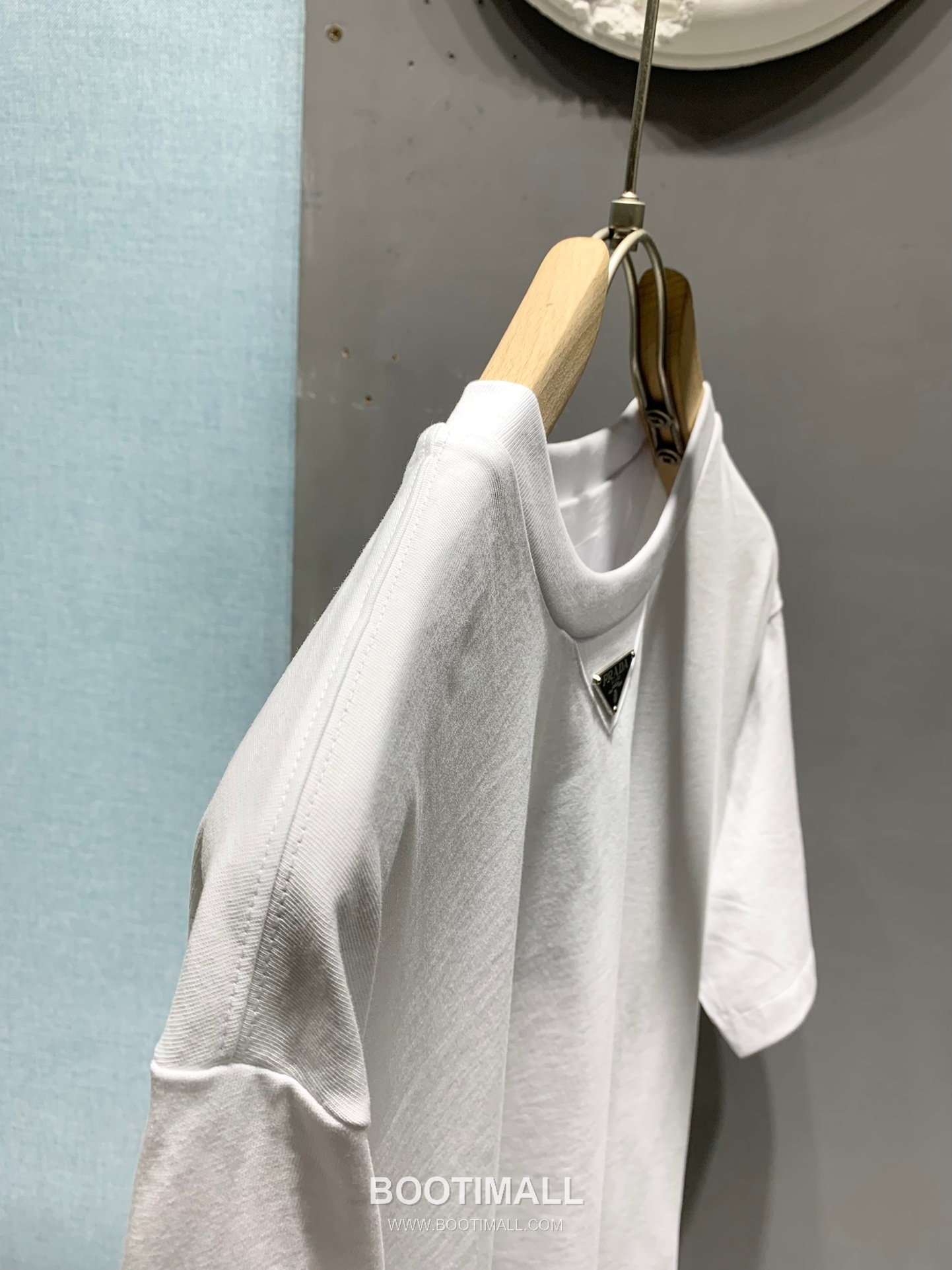 Prada SS26 Enamel Metal Triangle Logo Cotton T-Shirt 프라다 SS26 에나멜 메탈 트라이앵글 로고 코튼 티셔츠 7