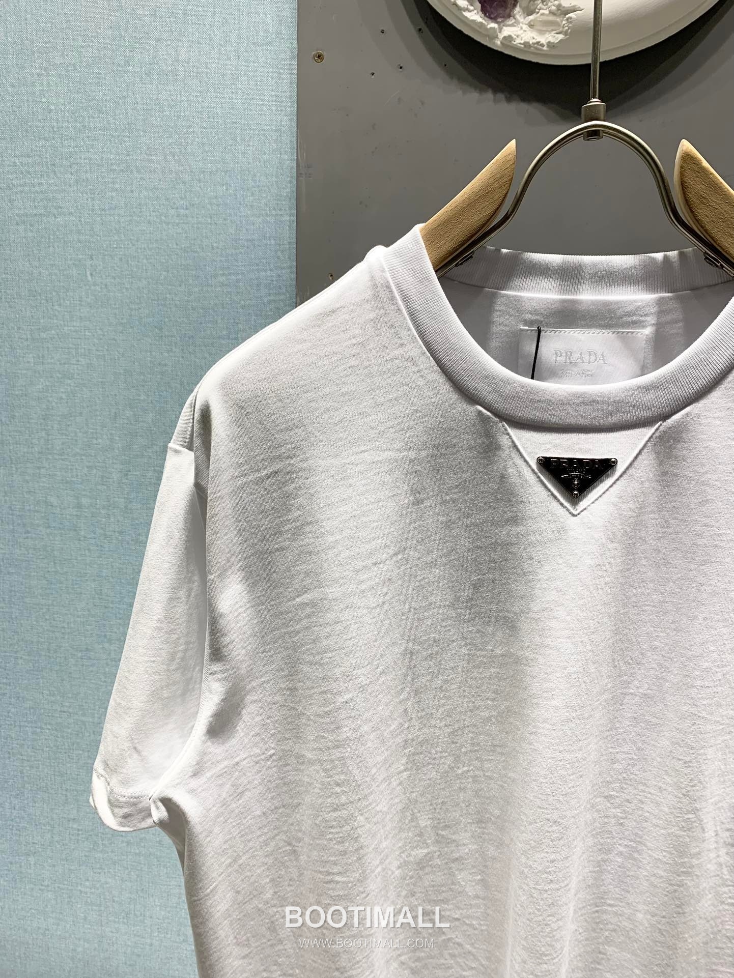 Prada SS26 Enamel Metal Triangle Logo Cotton T-Shirt 프라다 SS26 에나멜 메탈 트라이앵글 로고 코튼 티셔츠 9