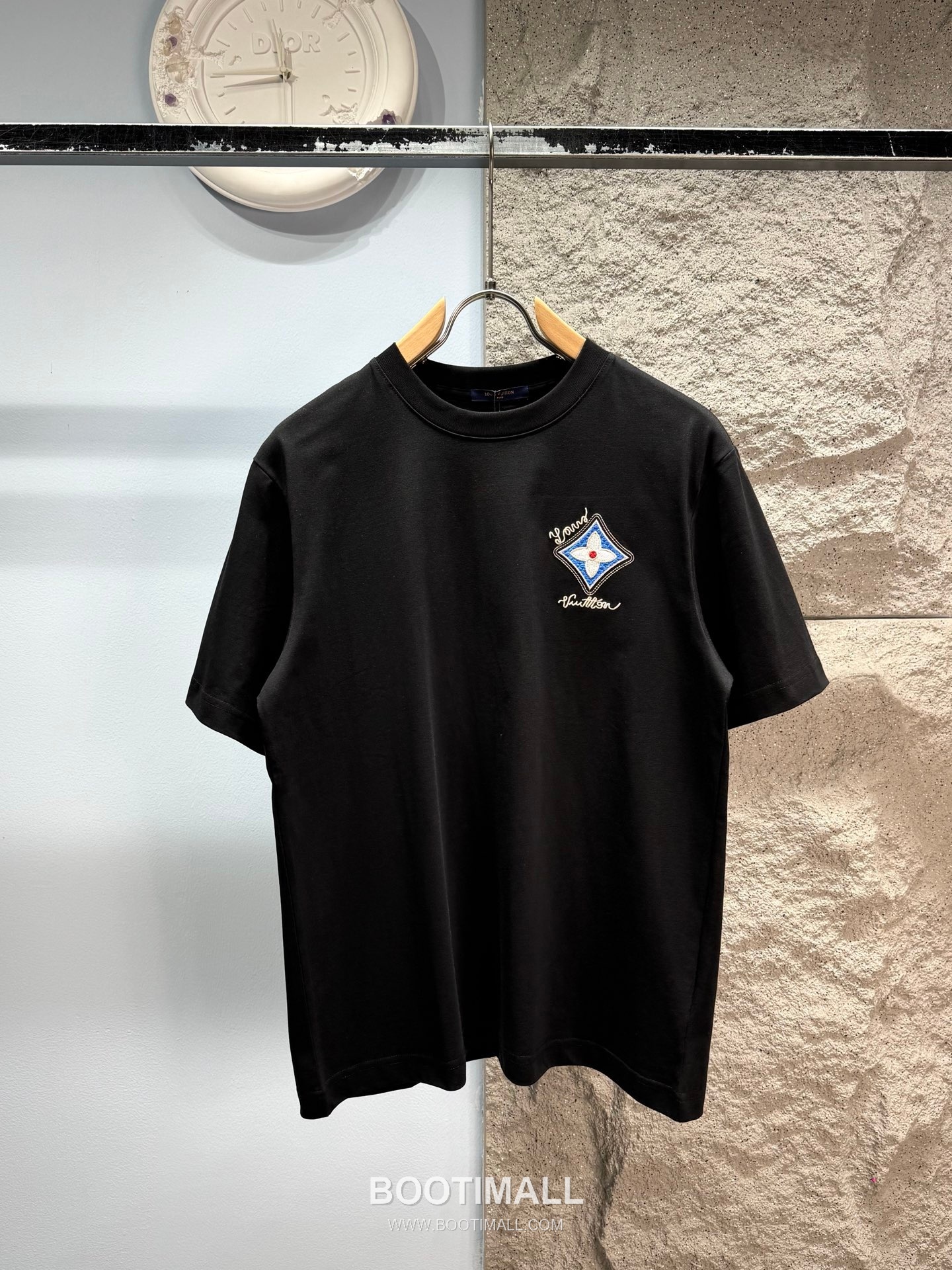 Louis Vuitton SS26 Clover Embroidered Logo Heavy Cotton T-Shirt 루이비통 SS26 클로버 자수 로고 헤비 코튼 티셔츠 AAW98215 1