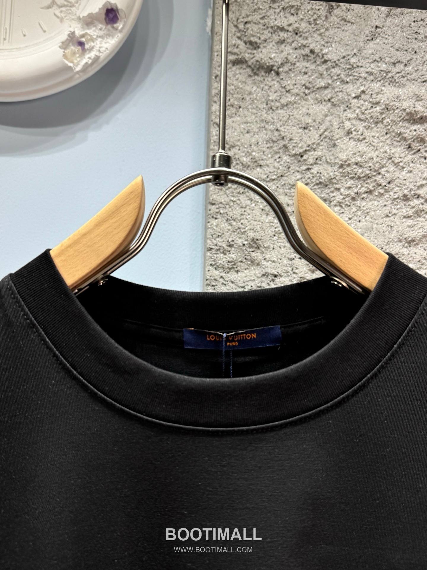 Louis Vuitton SS26 Clover Embroidered Logo Heavy Cotton T-Shirt 루이비통 SS26 클로버 자수 로고 헤비 코튼 티셔츠 AAW98215 2