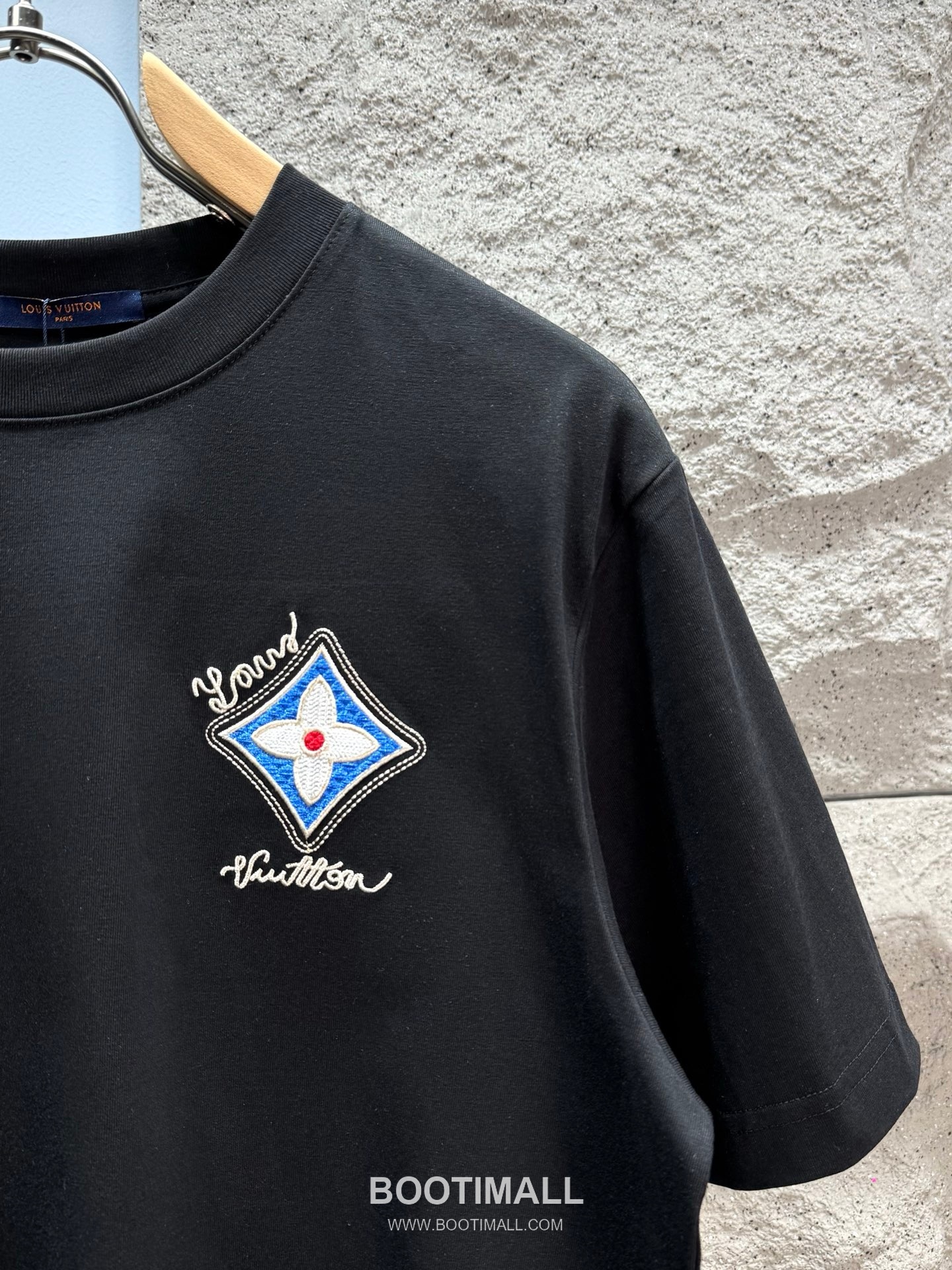 Louis Vuitton SS26 Clover Embroidered Logo Heavy Cotton T-Shirt 루이비통 SS26 클로버 자수 로고 헤비 코튼 티셔츠 AAW98215 3