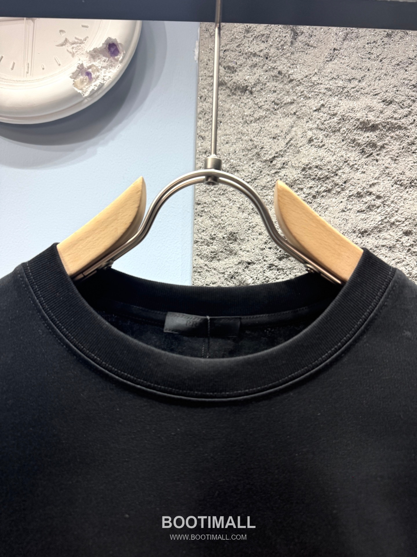 Prada SS26 Flocked Triangle Logo Heavy Cotton T-Shirt 프라다 SS26 플록 트라이앵글 로고 헤비 코튼 티셔츠 SG26217 2