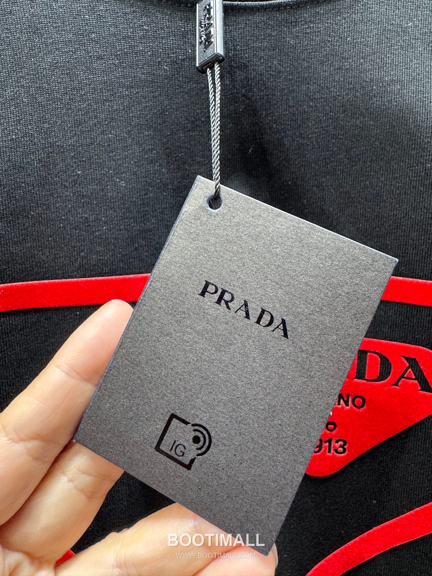 Prada SS26 Flocked Triangle Logo Heavy Cotton T-Shirt 프라다 SS26 플록 트라이앵글 로고 헤비 코튼 티셔츠 SG26217 4