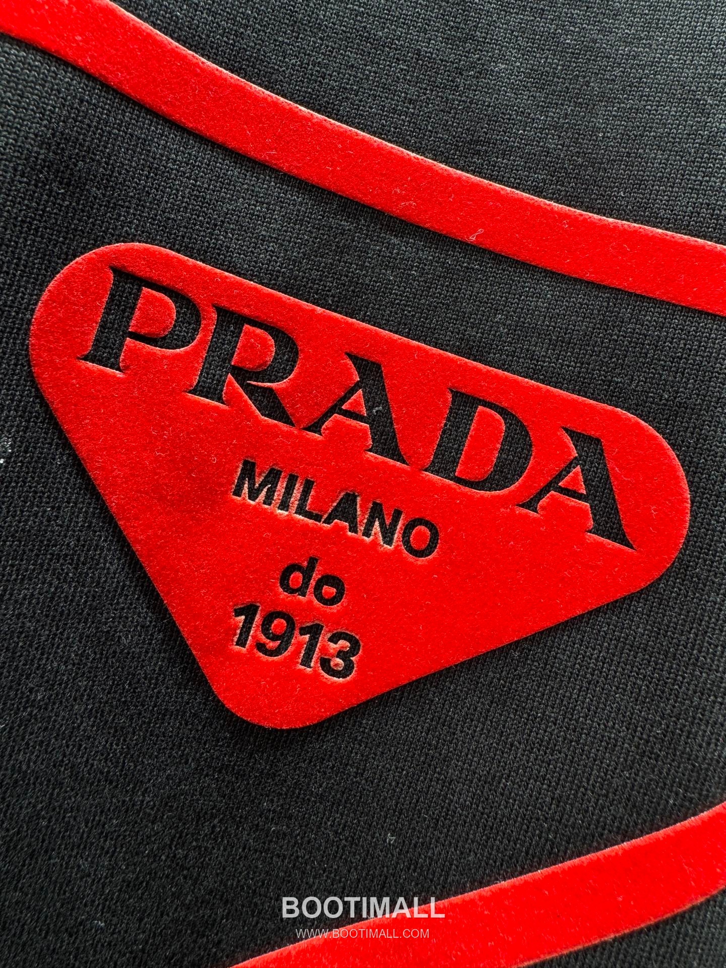 Prada SS26 Flocked Triangle Logo Heavy Cotton T-Shirt 프라다 SS26 플록 트라이앵글 로고 헤비 코튼 티셔츠 SG26217 5