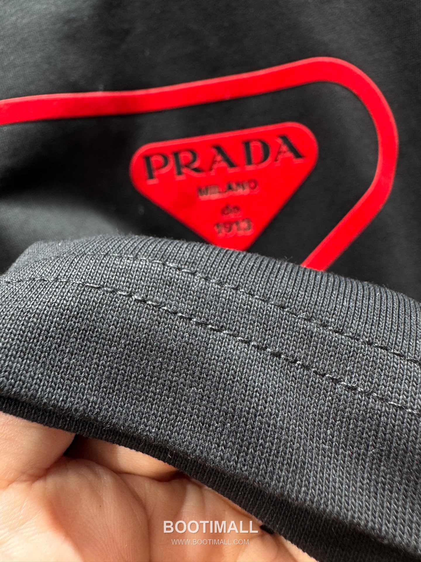 Prada SS26 Flocked Triangle Logo Heavy Cotton T-Shirt 프라다 SS26 플록 트라이앵글 로고 헤비 코튼 티셔츠 SG26217 6