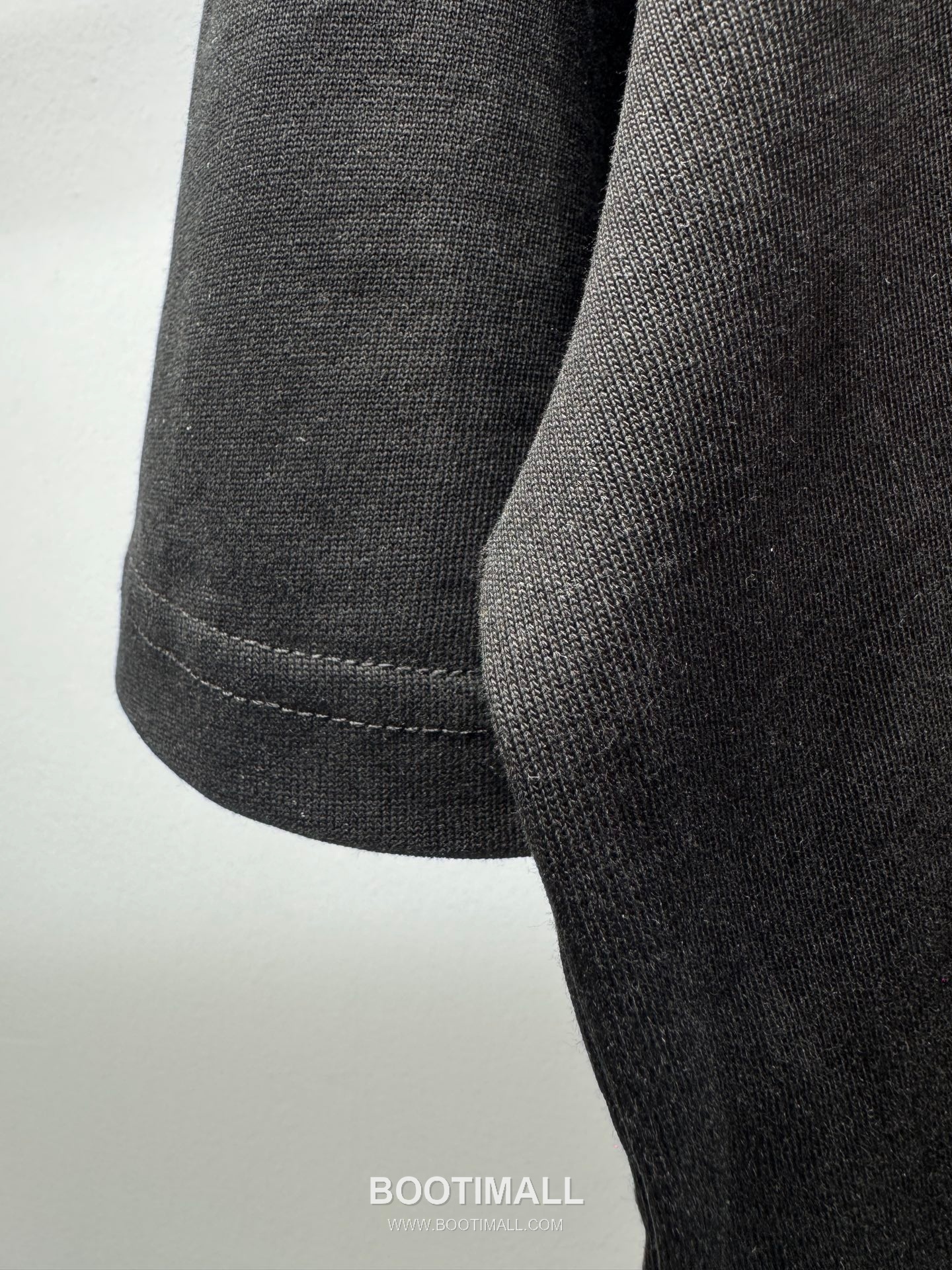 Prada SS26 Flocked Triangle Logo Heavy Cotton T-Shirt 프라다 SS26 플록 트라이앵글 로고 헤비 코튼 티셔츠 SG26217 7