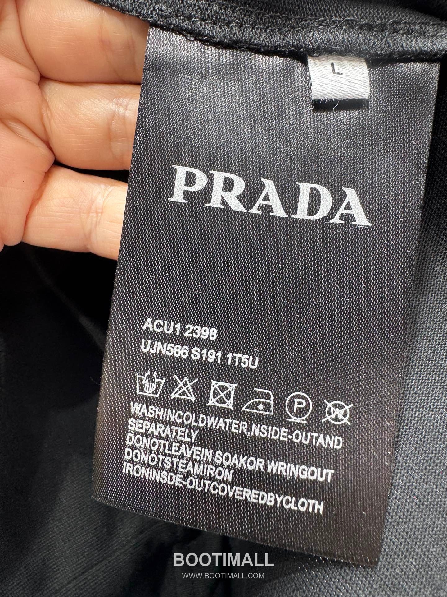 Prada SS26 Flocked Triangle Logo Heavy Cotton T-Shirt 프라다 SS26 플록 트라이앵글 로고 헤비 코튼 티셔츠 SG26217 8