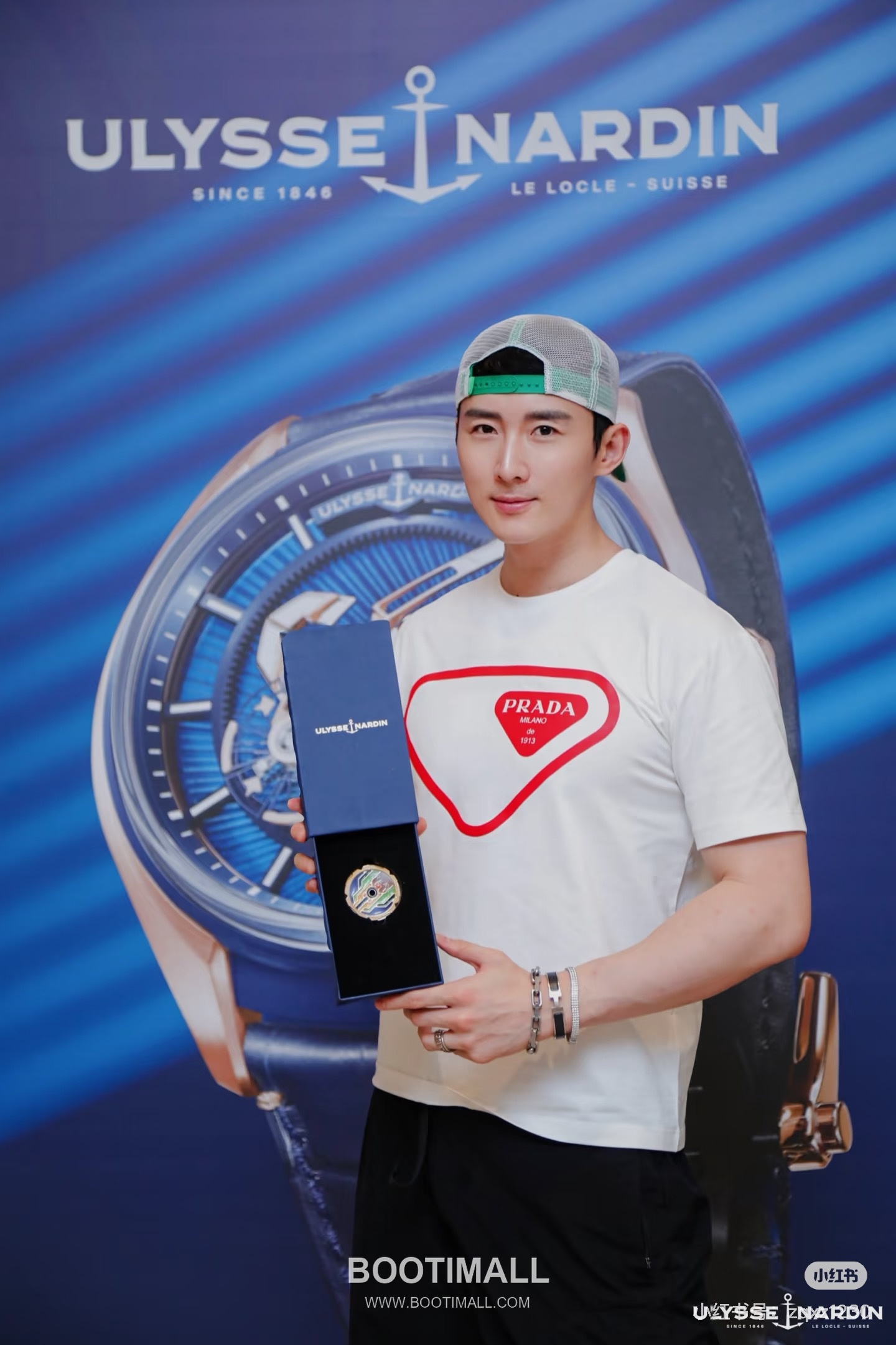 Prada SS26 Flocked Triangle Logo Heavy Cotton T-Shirt 프라다 SS26 플록 트라이앵글 로고 헤비 코튼 티셔츠 SG26217 3