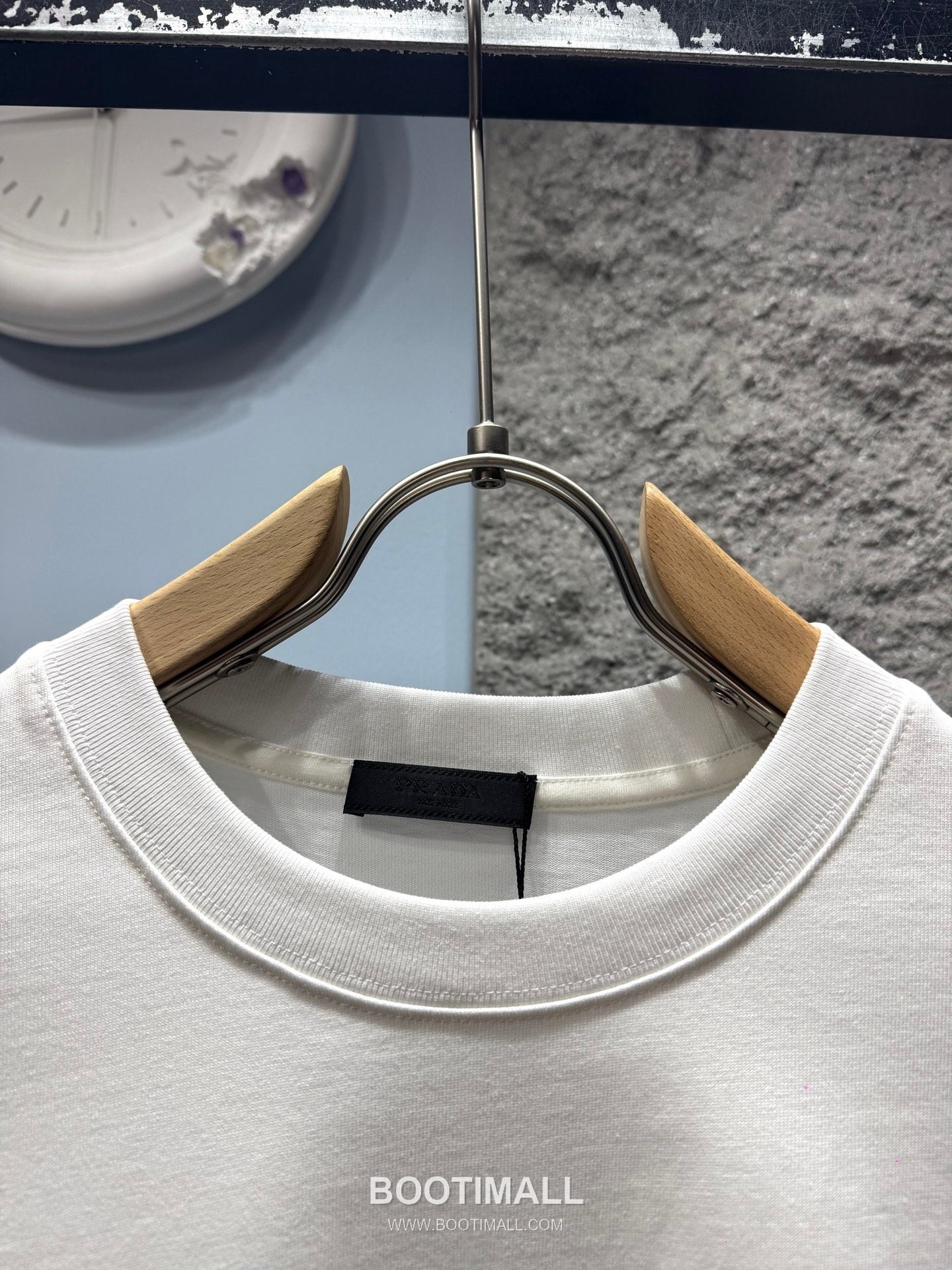 Prada SS26 Flocked Triangle Logo Heavy Cotton T-Shirt 프라다 SS26 플록 트라이앵글 로고 헤비 코튼 티셔츠 SG26217 8