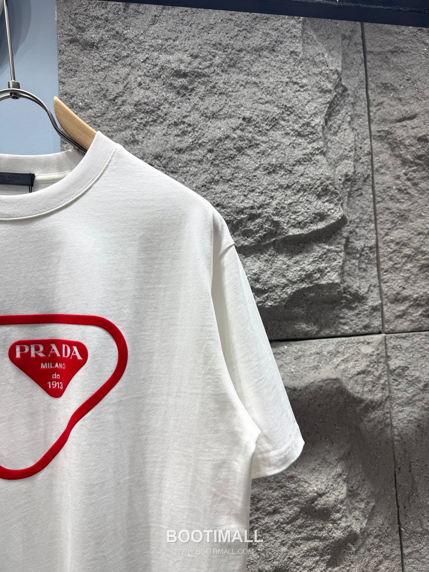 Prada SS26 Flocked Triangle Logo Heavy Cotton T-Shirt 프라다 SS26 플록 트라이앵글 로고 헤비 코튼 티셔츠 SG26217 9