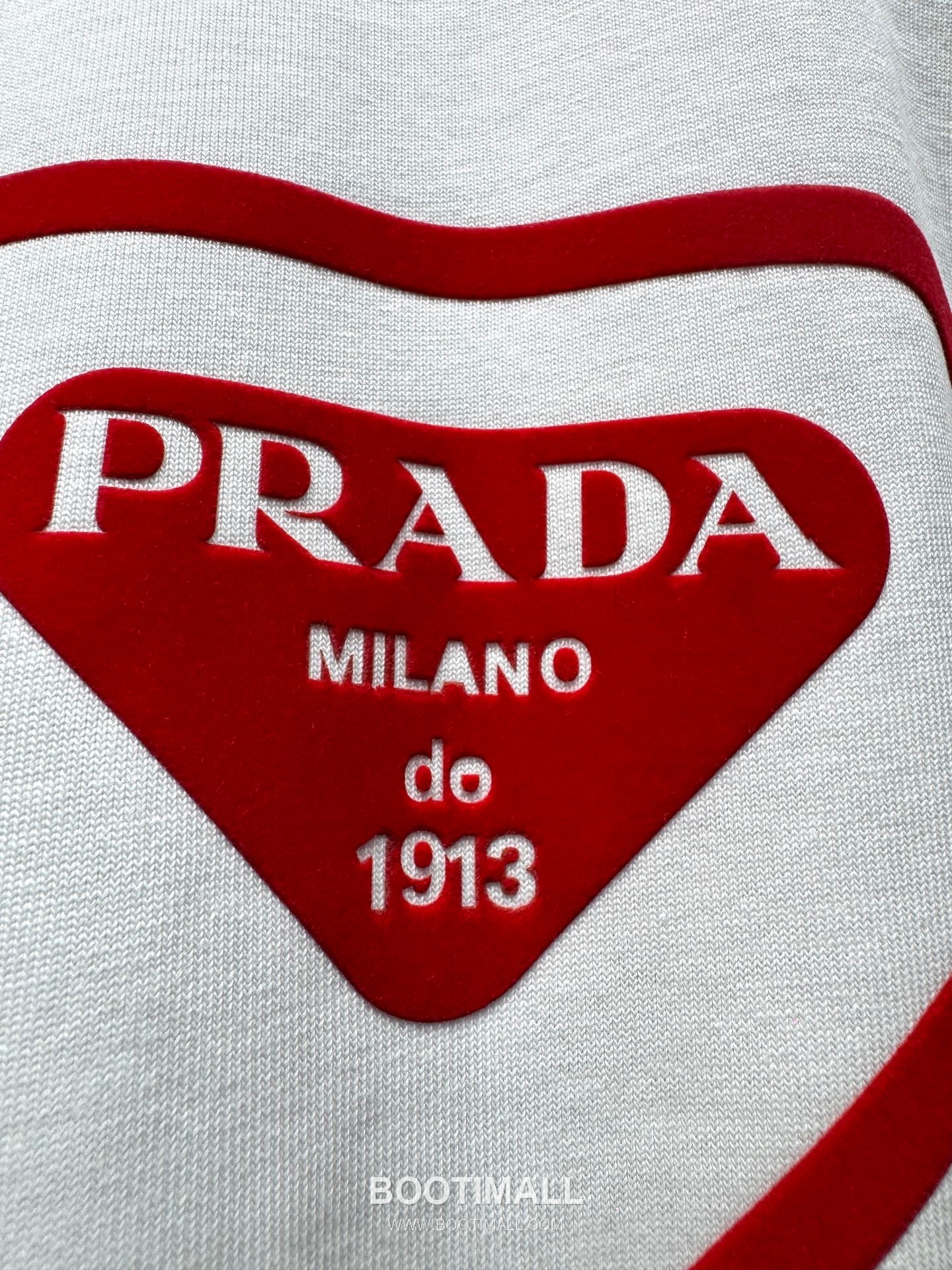 Prada SS26 Flocked Triangle Logo Heavy Cotton T-Shirt 프라다 SS26 플록 트라이앵글 로고 헤비 코튼 티셔츠 SG26217 11