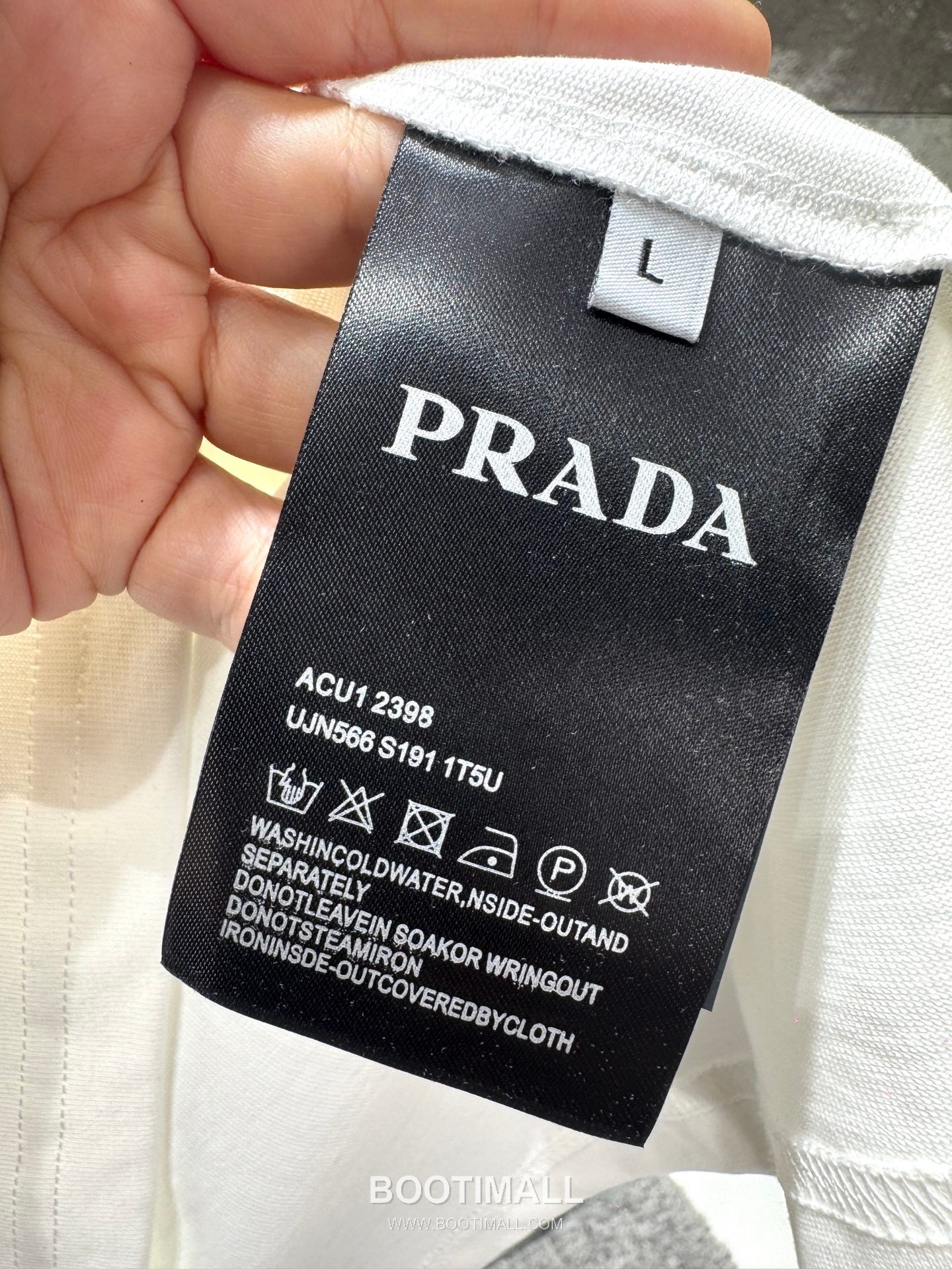 Prada SS26 Flocked Triangle Logo Heavy Cotton T-Shirt 프라다 SS26 플록 트라이앵글 로고 헤비 코튼 티셔츠 SG26217 14