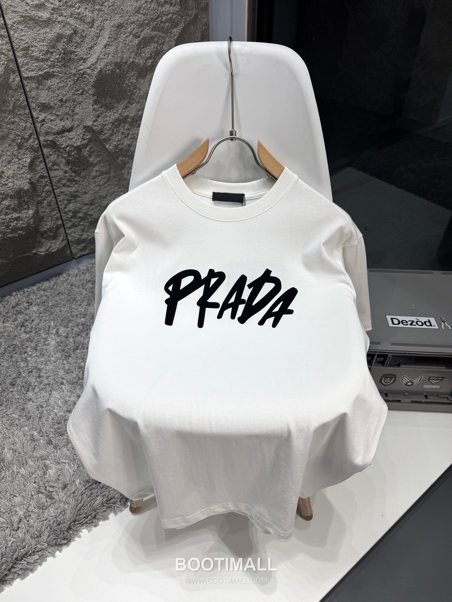 Prada SS26 Graffiti Print Heavy Cotton T-Shirt 프라다 SS26 그래피티 프린트 헤비 코튼 티셔츠 SG26260 1