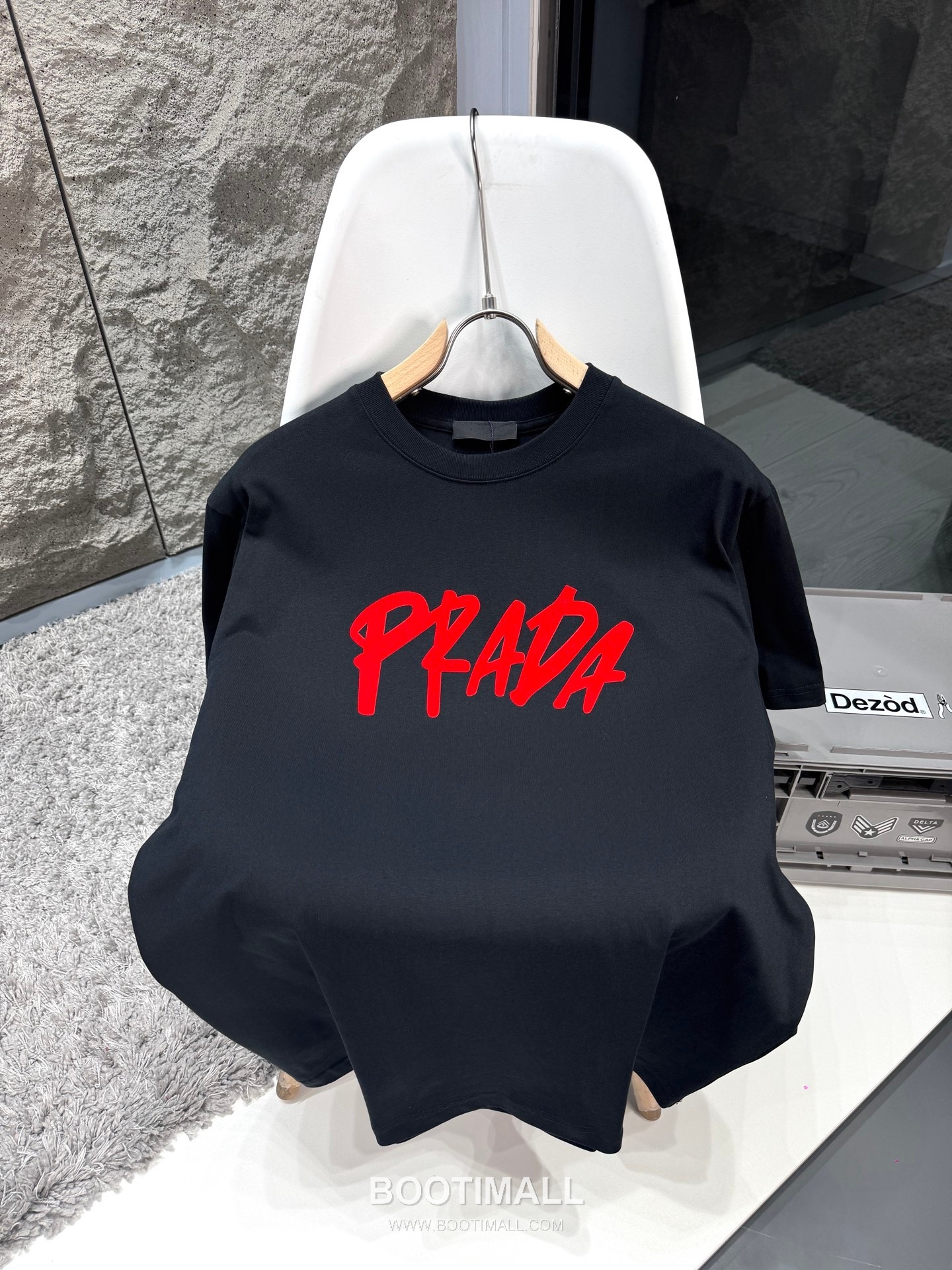 Prada SS26 Graffiti Print Heavy Cotton T-Shirt 프라다 SS26 그래피티 프린트 헤비 코튼 티셔츠 SG26260 2