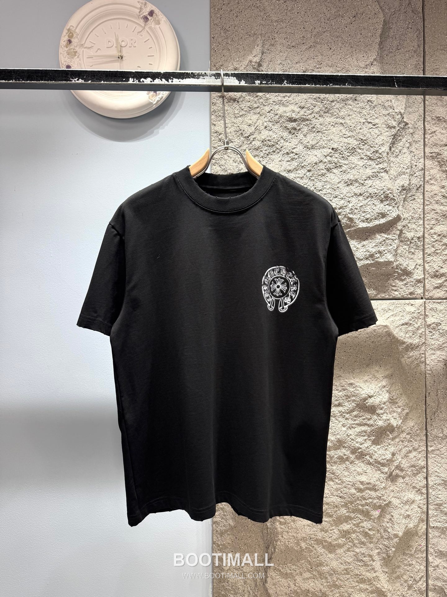 Chrome Hearts SS26 Distressed Horseshoe Discharge Print Cotton T-Shirt 크롬하츠 SS26 디스트로이드 호스슈 프린트 코튼 티셔츠 XL13501 1