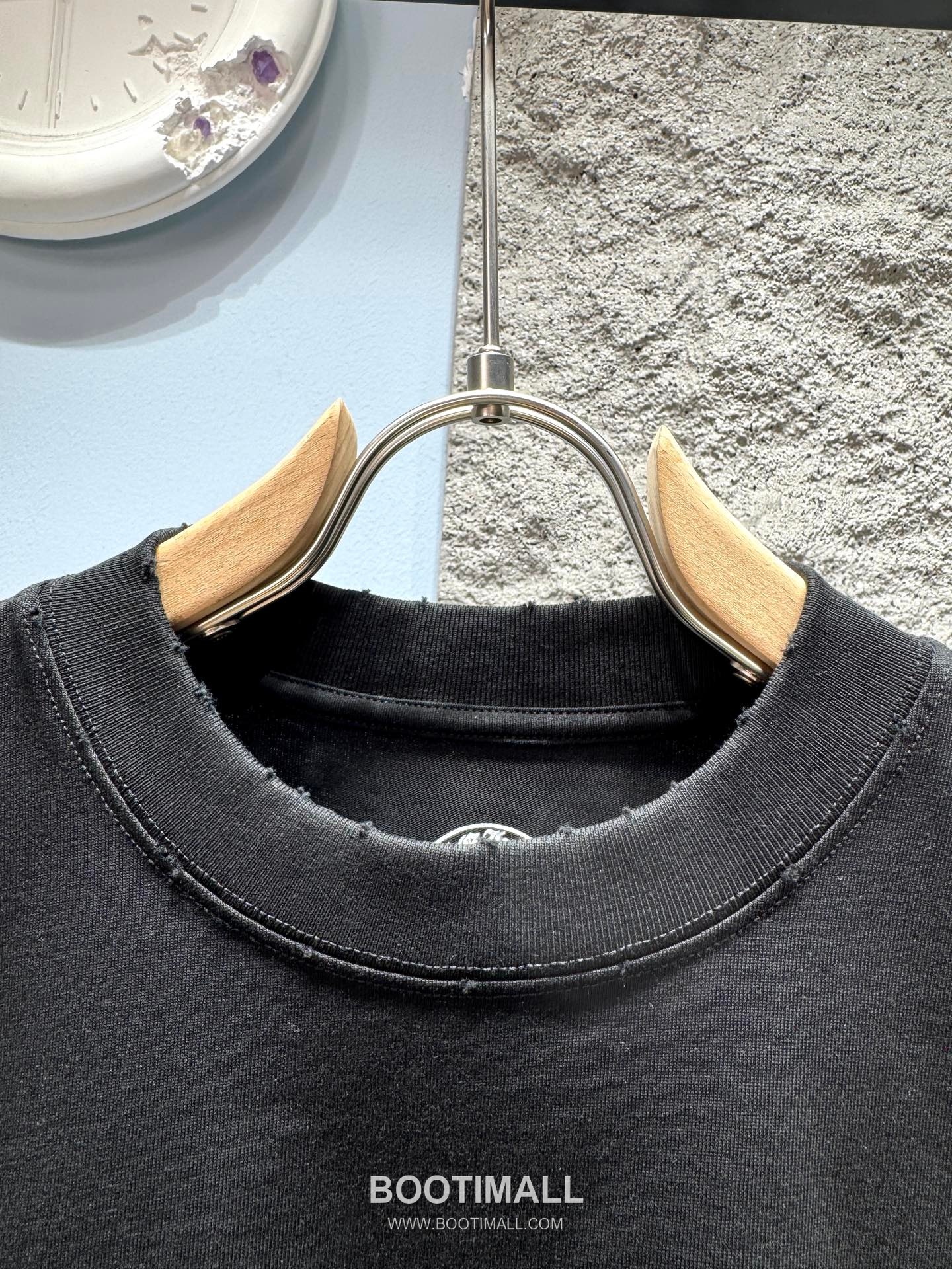 Chrome Hearts SS26 Distressed Horseshoe Discharge Print Cotton T-Shirt 크롬하츠 SS26 디스트로이드 호스슈 프린트 코튼 티셔츠 XL13501 2