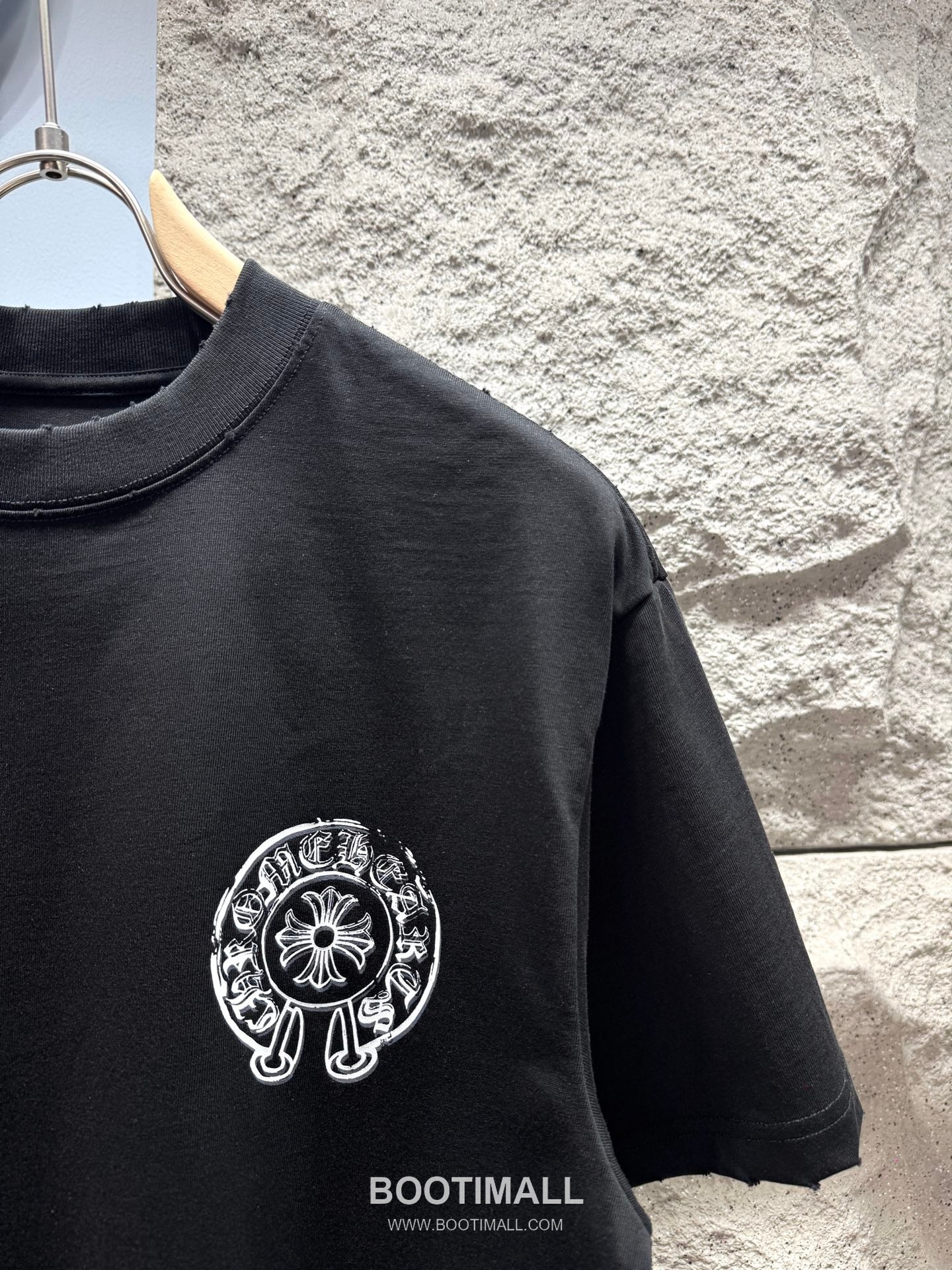 Chrome Hearts SS26 Distressed Horseshoe Discharge Print Cotton T-Shirt 크롬하츠 SS26 디스트로이드 호스슈 프린트 코튼 티셔츠 XL13501 3