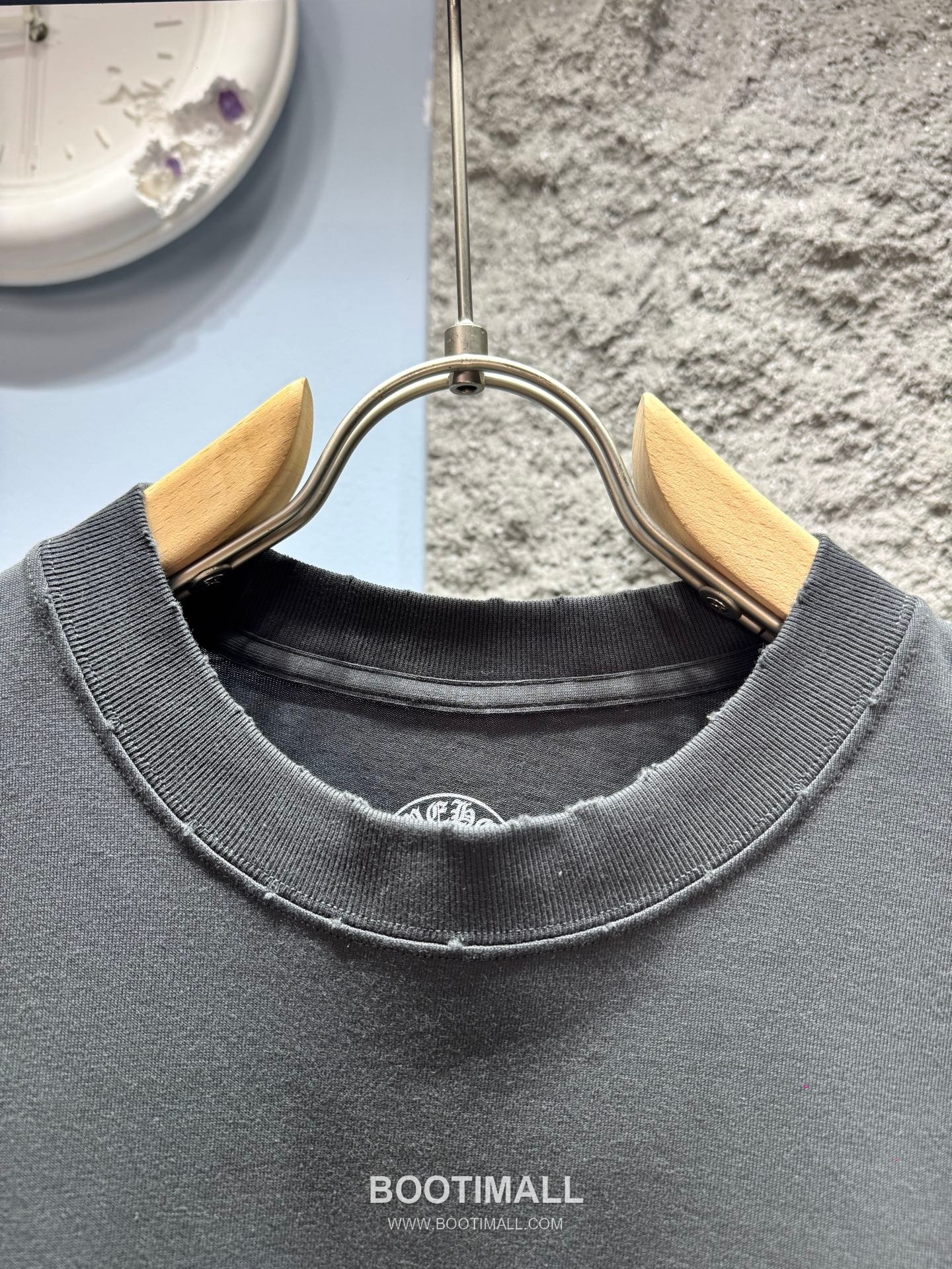 Chrome Hearts SS26 Distressed Horseshoe Discharge Print Cotton T-Shirt 크롬하츠 SS26 디스트로이드 호스슈 프린트 코튼 티셔츠 XL13501 2