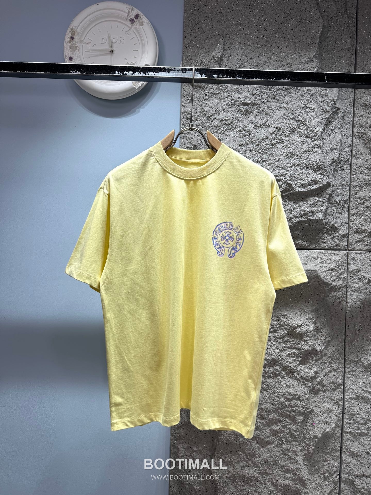 Chrome Hearts SS26 Distressed Horseshoe Discharge Print Cotton T-Shirt 크롬하츠 SS26 디스트로이드 호스슈 프린트 코튼 티셔츠 XL13501 1