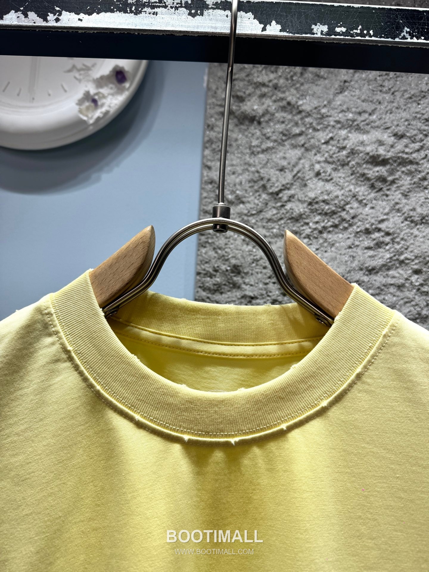 Chrome Hearts SS26 Distressed Horseshoe Discharge Print Cotton T-Shirt 크롬하츠 SS26 디스트로이드 호스슈 프린트 코튼 티셔츠 XL13501 2