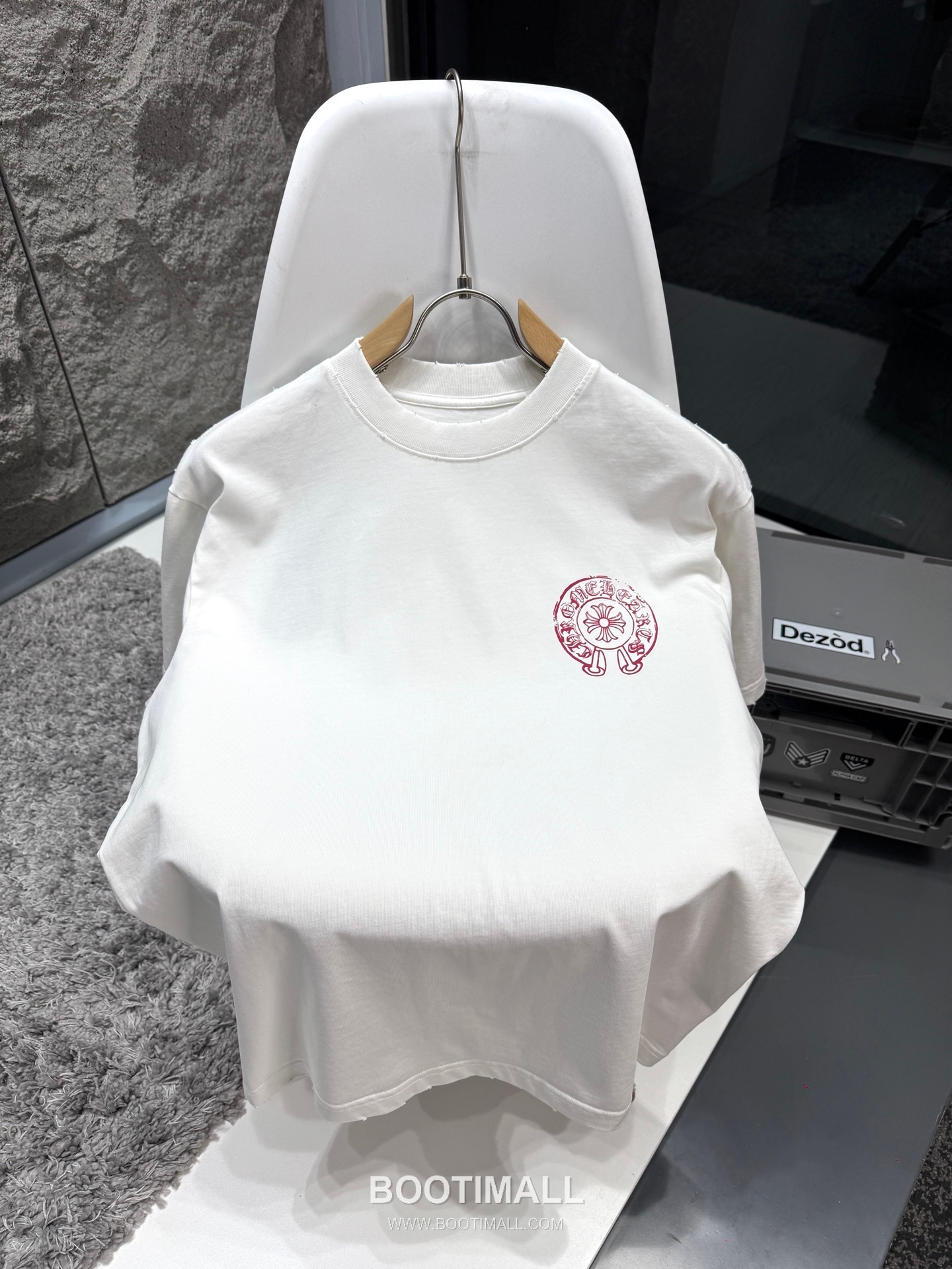 Chrome Hearts SS26 Distressed Horseshoe Discharge Print Cotton T-Shirt 크롬하츠 SS26 디스트로이드 호스슈 프린트 코튼 티셔츠 XL13501 1