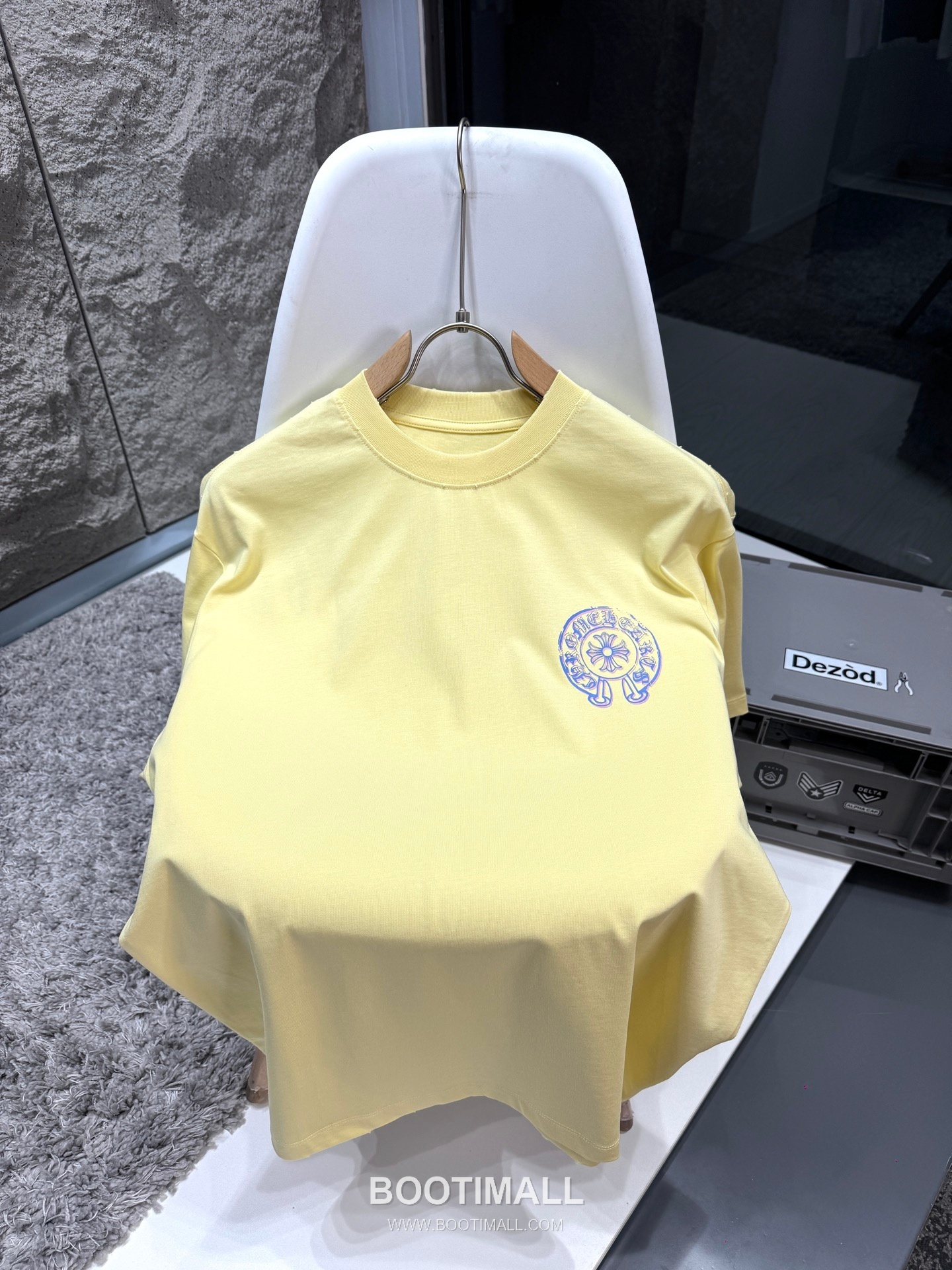 Chrome Hearts SS26 Distressed Horseshoe Discharge Print Cotton T-Shirt 크롬하츠 SS26 디스트로이드 호스슈 프린트 코튼 티셔츠 XL13501 2