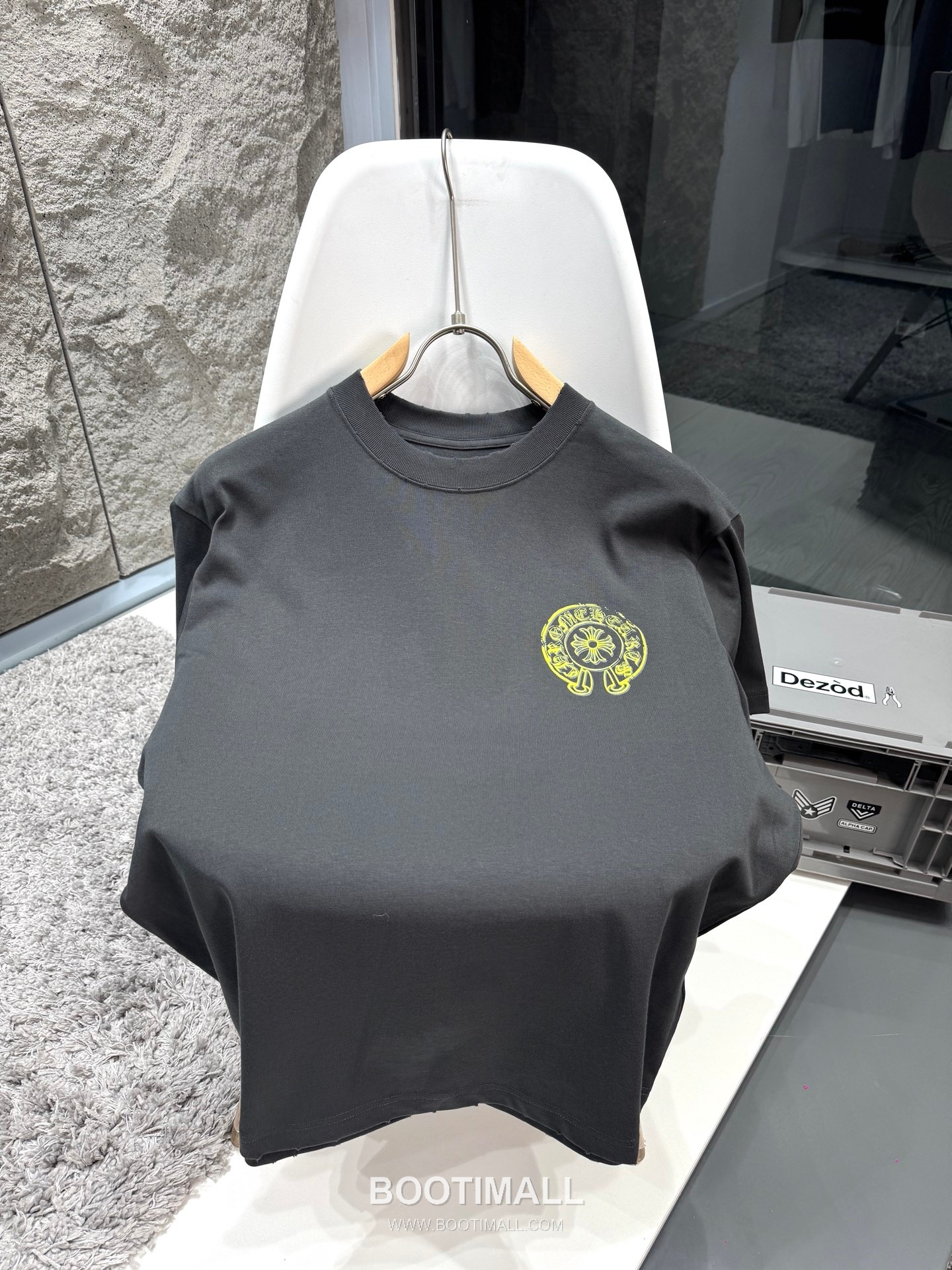 Chrome Hearts SS26 Distressed Horseshoe Discharge Print Cotton T-Shirt 크롬하츠 SS26 디스트로이드 호스슈 프린트 코튼 티셔츠 XL13501 3