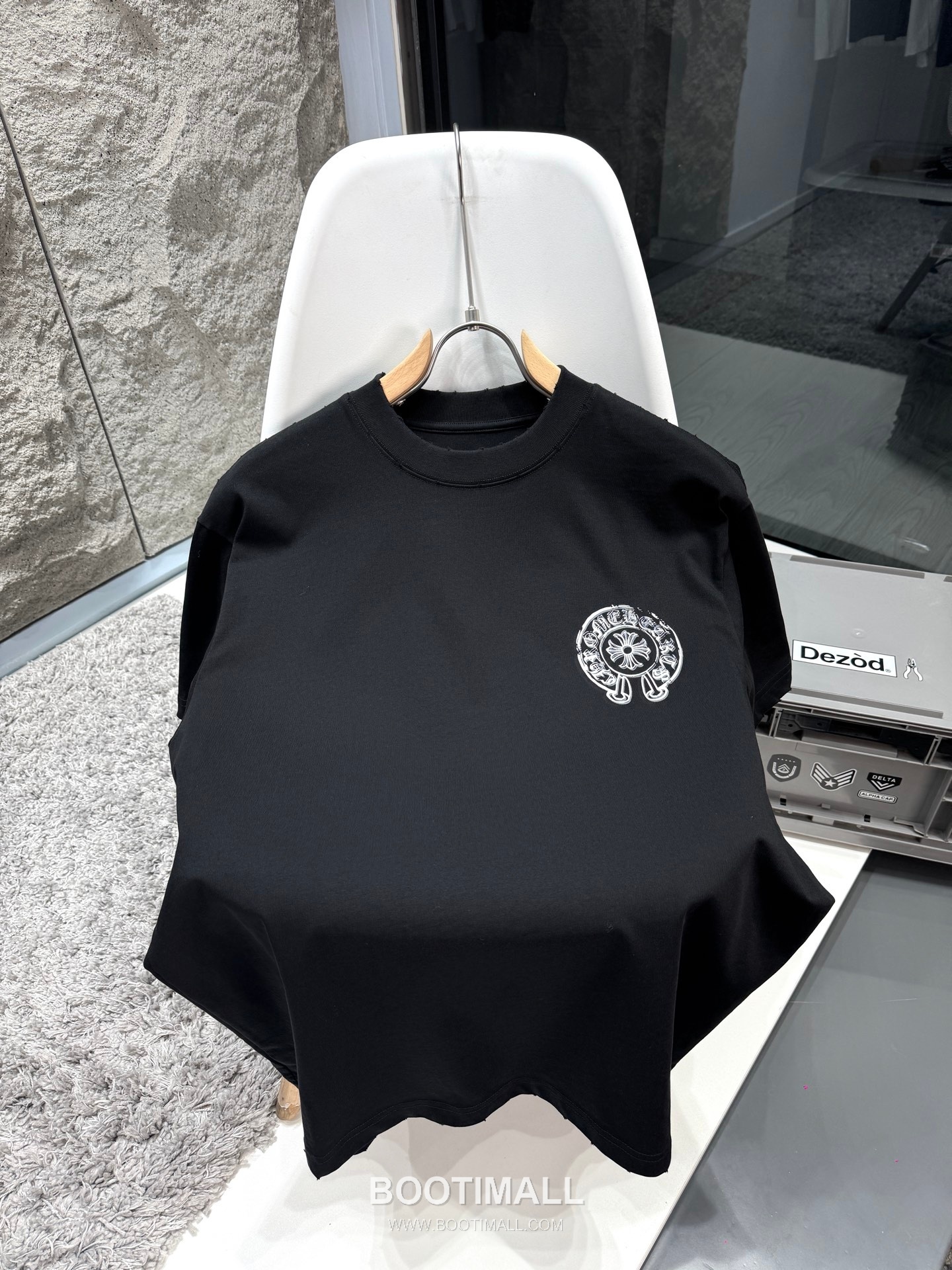 Chrome Hearts SS26 Distressed Horseshoe Discharge Print Cotton T-Shirt 크롬하츠 SS26 디스트로이드 호스슈 프린트 코튼 티셔츠 XL13501 4