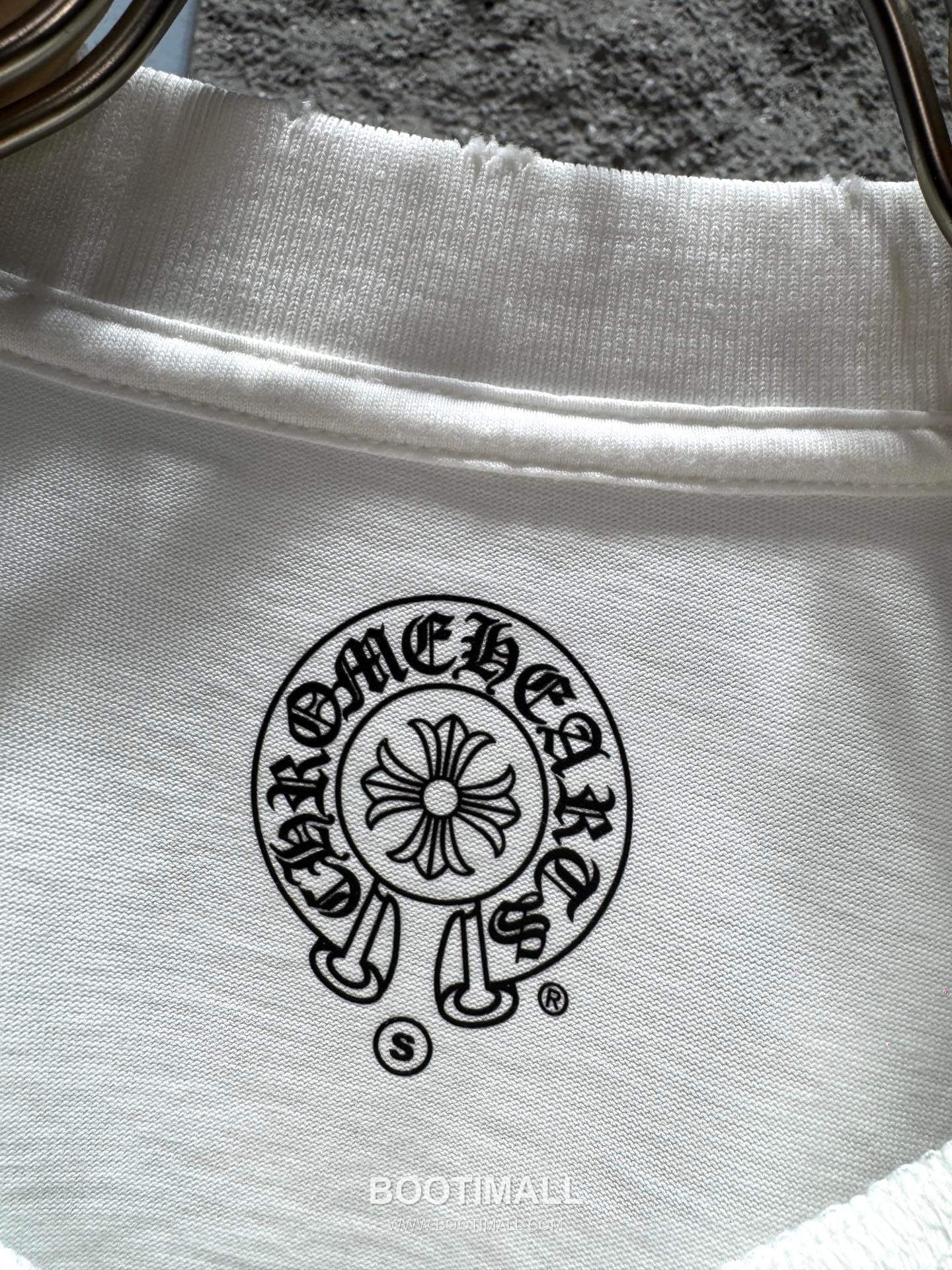 Chrome Hearts SS26 Distressed Horseshoe Discharge Print Cotton T-Shirt 크롬하츠 SS26 디스트로이드 호스슈 프린트 코튼 티셔츠 XL13501 14