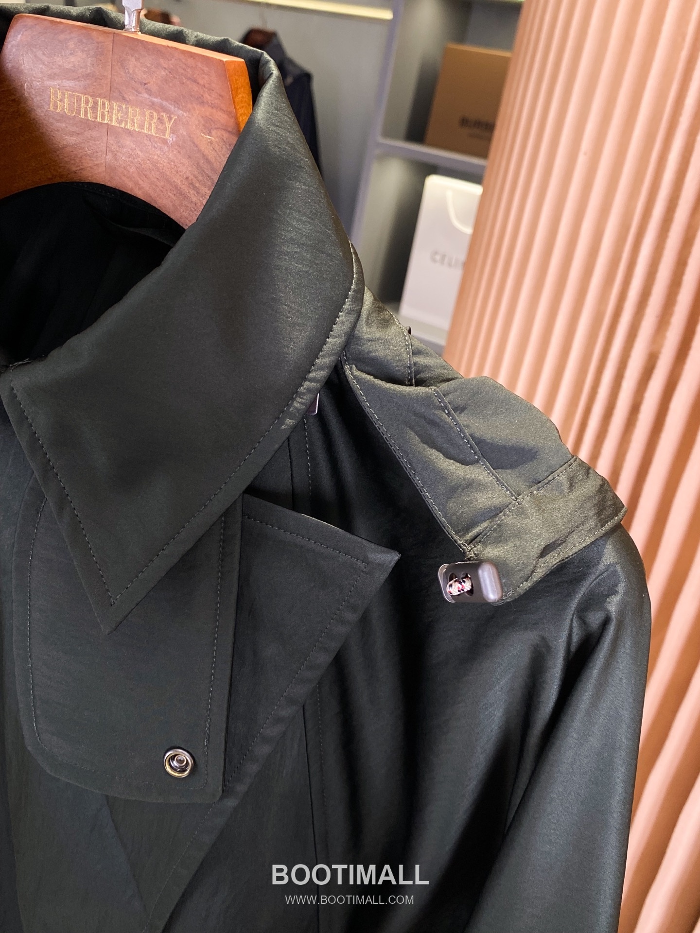 Burberry SS26 Lightweight Gabardine Hooded Trench Coat 버버리 SS26 라이트웨이트 개버딘 후드 트렌치 코트 11