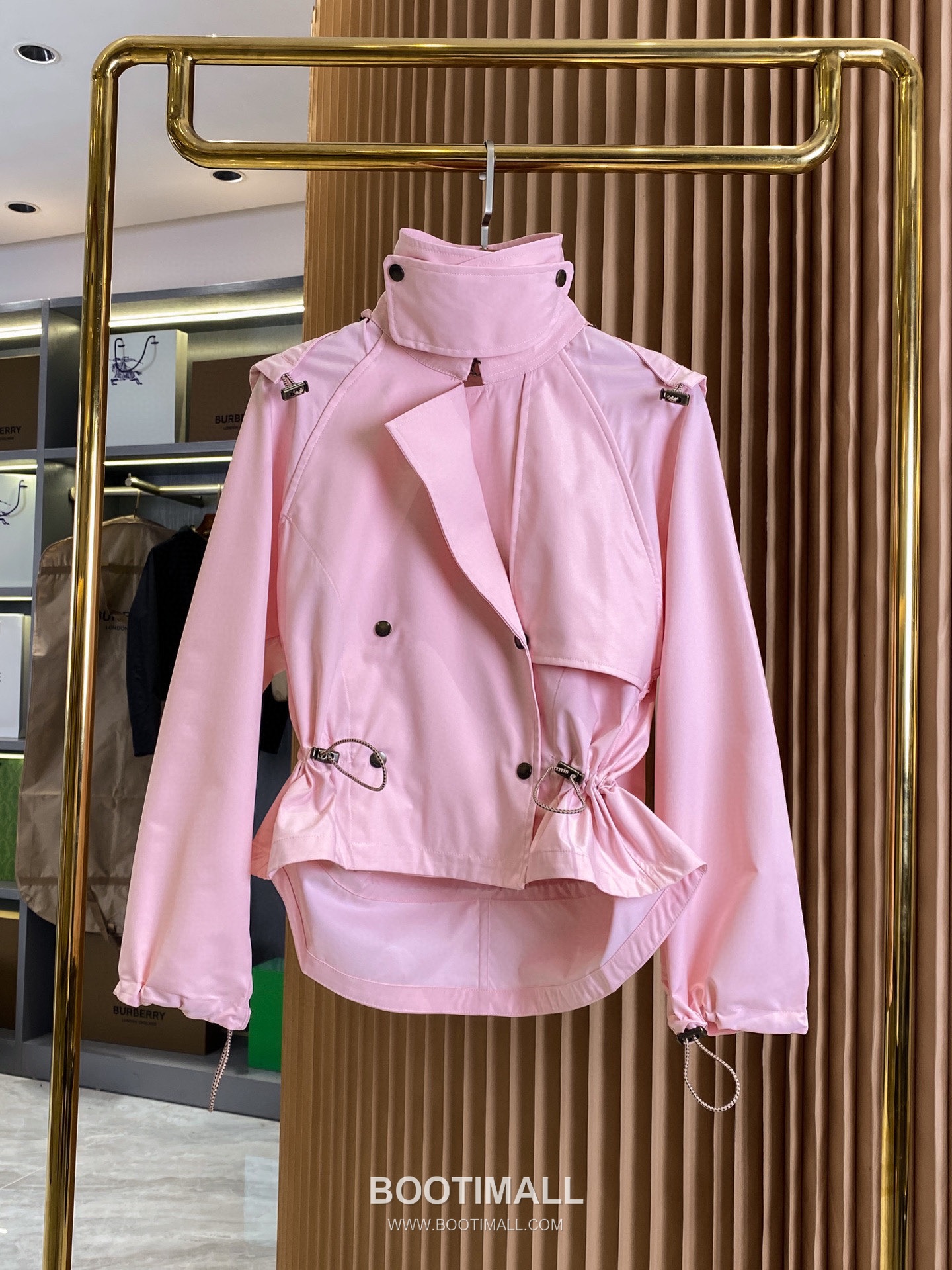 Burberry SS26 Lightweight Gabardine Hooded Trench Coat 버버리 SS26 라이트웨이트 개버딘 후드 트렌치 코트 11