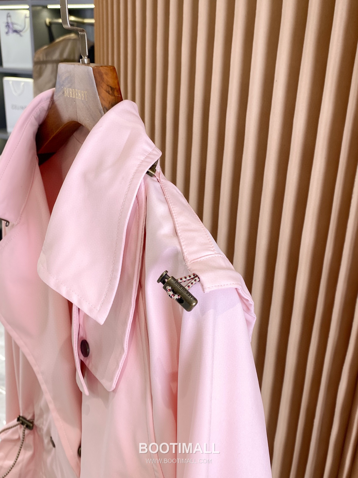 Burberry SS26 Lightweight Gabardine Hooded Trench Coat 버버리 SS26 라이트웨이트 개버딘 후드 트렌치 코트 15